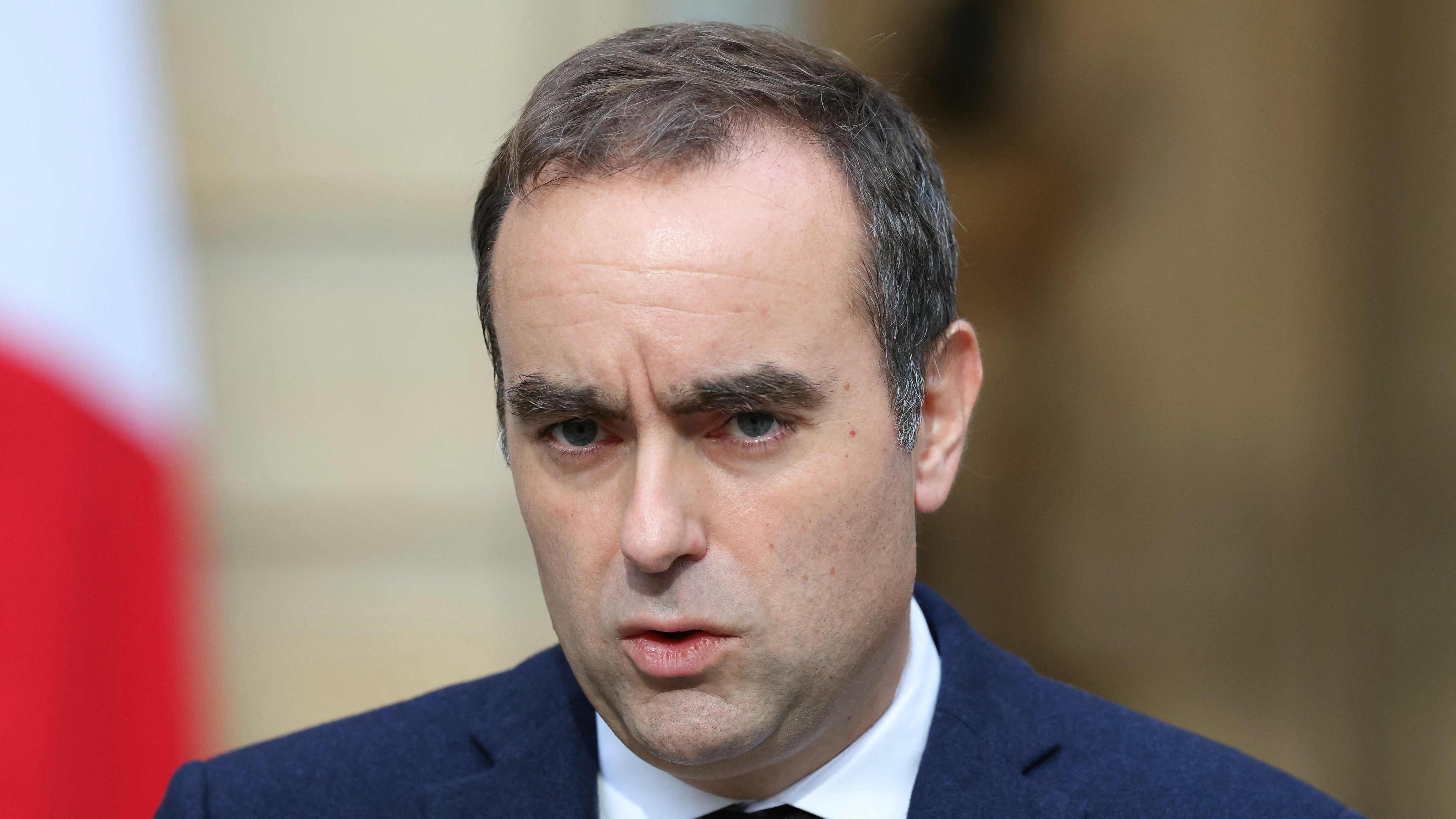 El primer ministro francés Sébastien Lecornu presenta su dimisión horas después de nombrar un nuevo Gobierno