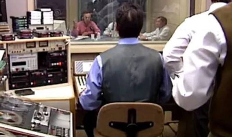 Primera emisión de Radio 5 Fotografía de la primera emisión de Radio 5. Guillermo Orduna conducía el boletín y el técnico era José Enrique Martín.