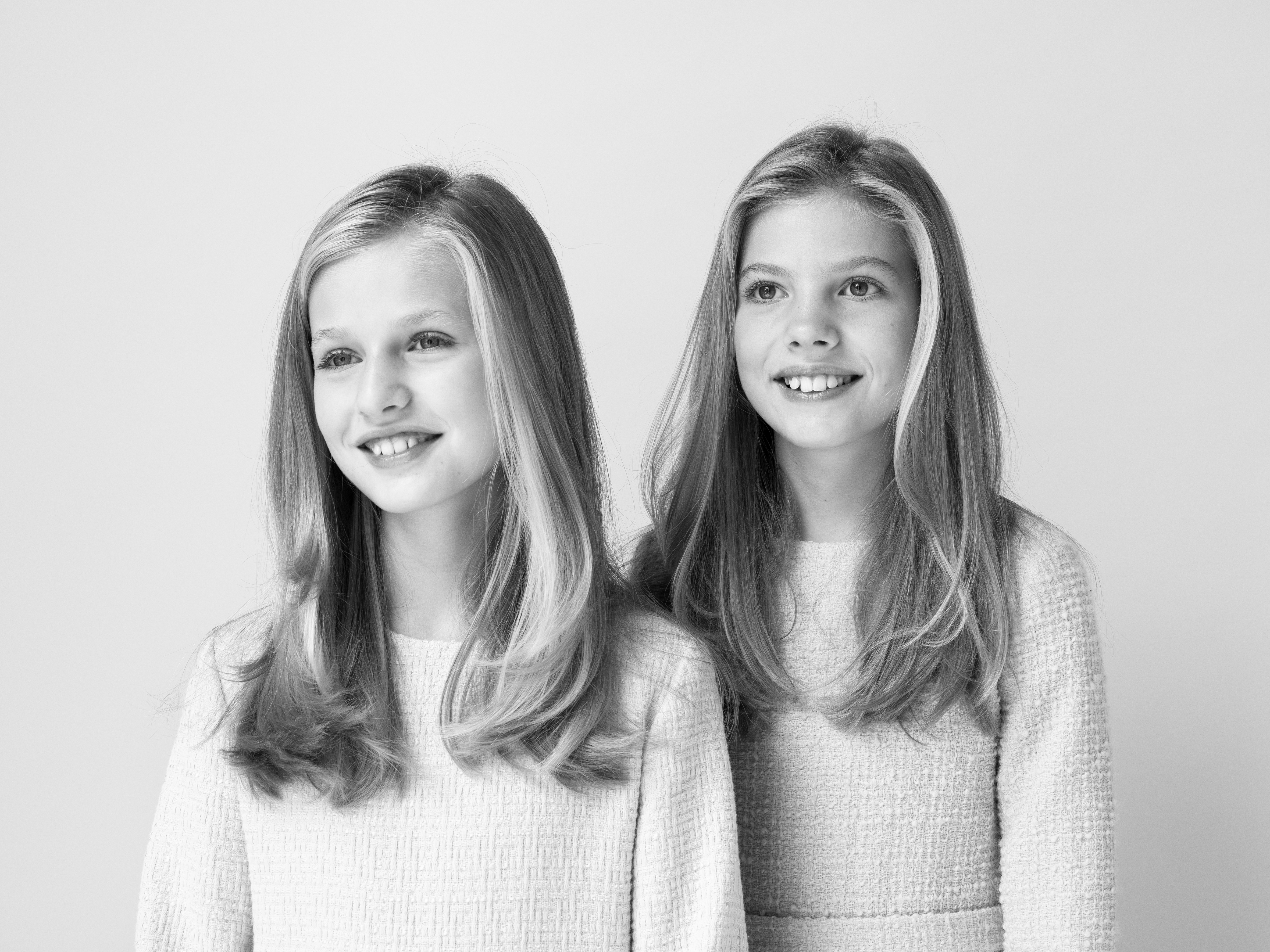 La princesa Leonor y la infanta Sofía En un retrato en blanco y negro, las dos hermanas posan juntas.