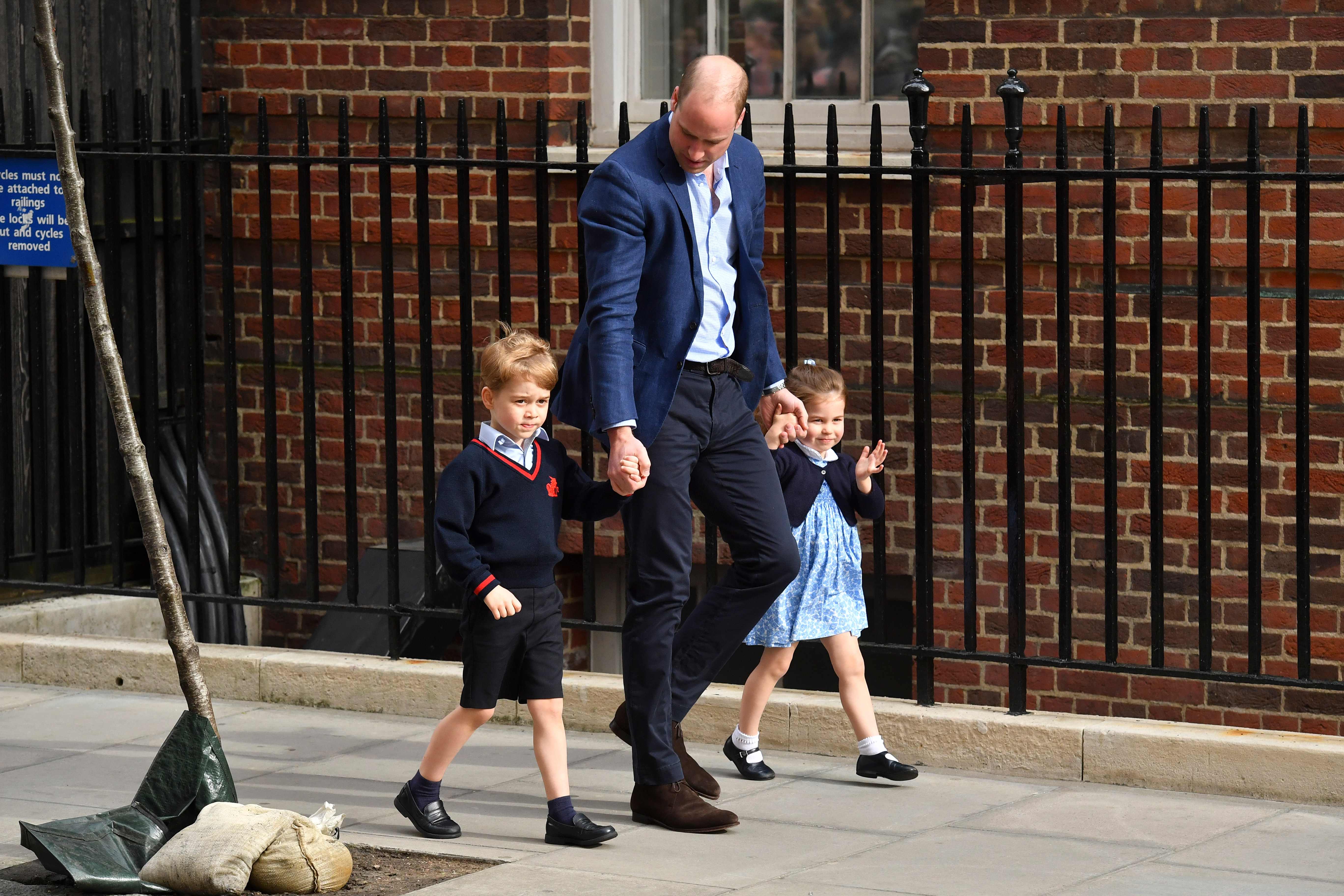 El príncipe Guillermo lleva a sus hijos Carlota y Jorge a conocer a su hermano recien nacido