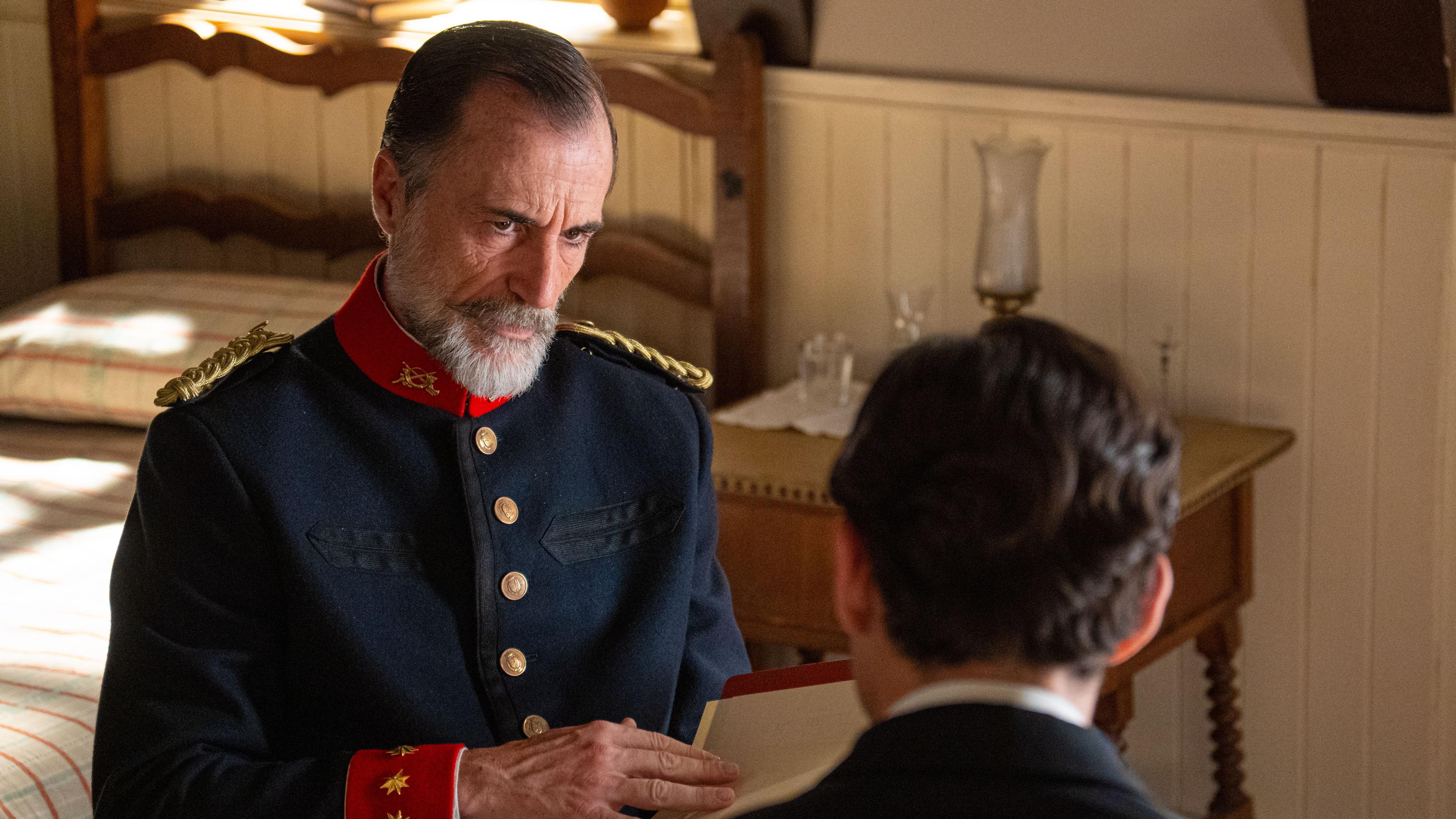 La Promesa: Curro entrega las pruebas al coronel Fuentes