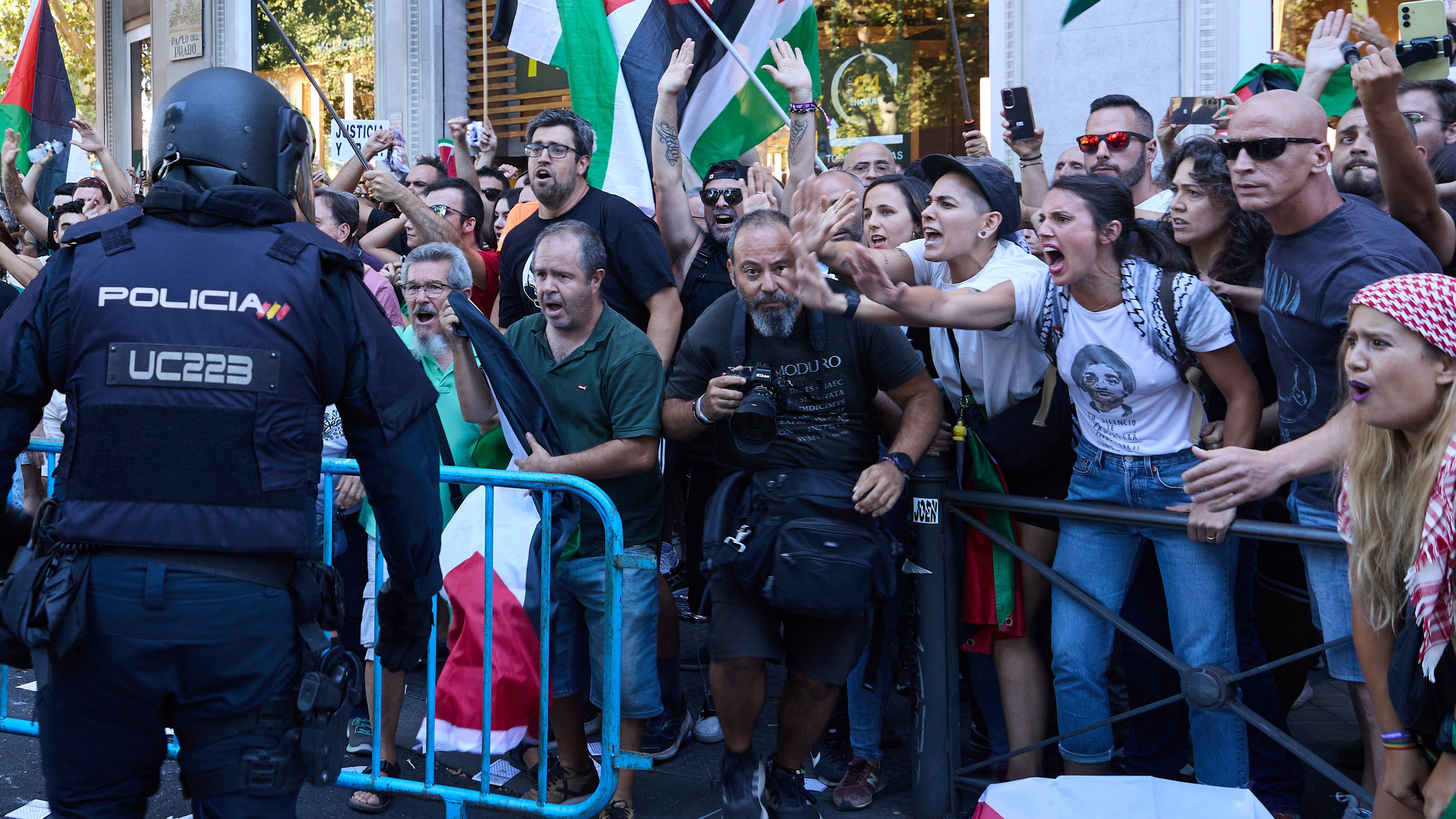 Las protestas por Palestina en la final de La Vuelta a España 2025 en Madrid, en imágenes