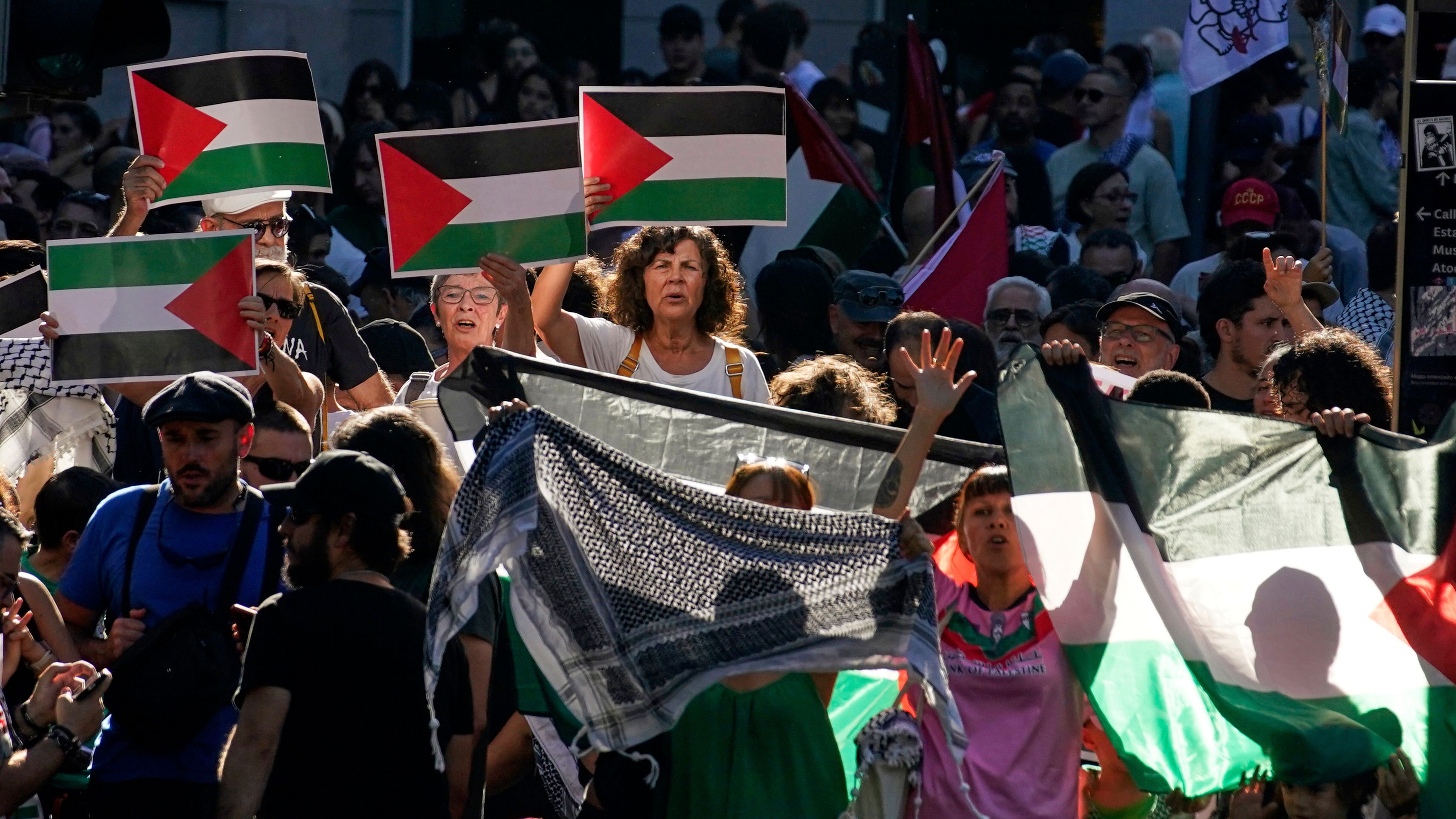 Protestas a favor de Palestina en La Vuelta a España, en directo hoy: la organización suspende el final de etapa