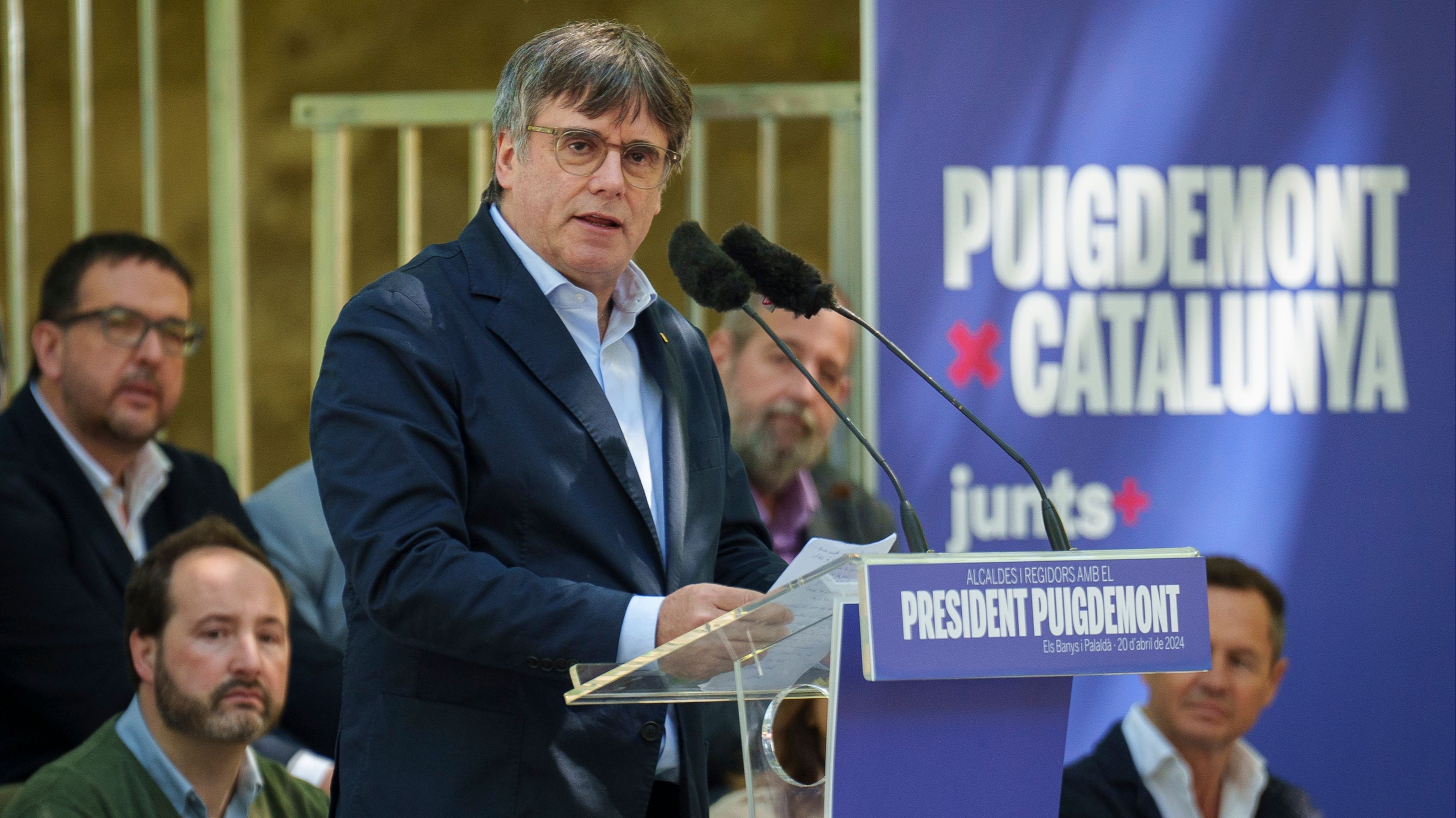 Puigdemont sugiere a Sánchez una cuestión de confianza