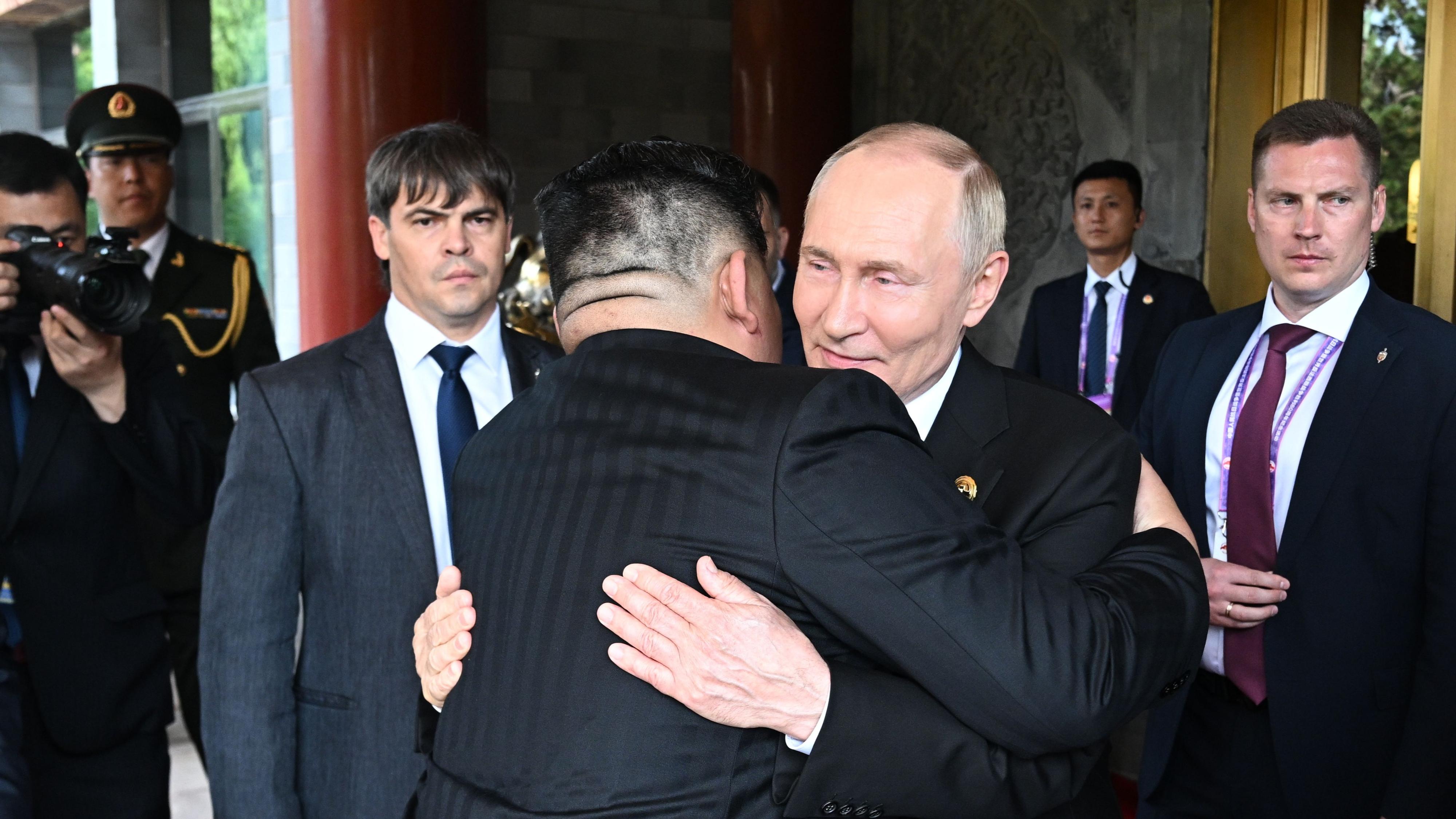 Putin se reúne con Kim Jong-un, que reitera su ayuda a Rusia, mientras el Kremlin niega una conspiración contra Trump