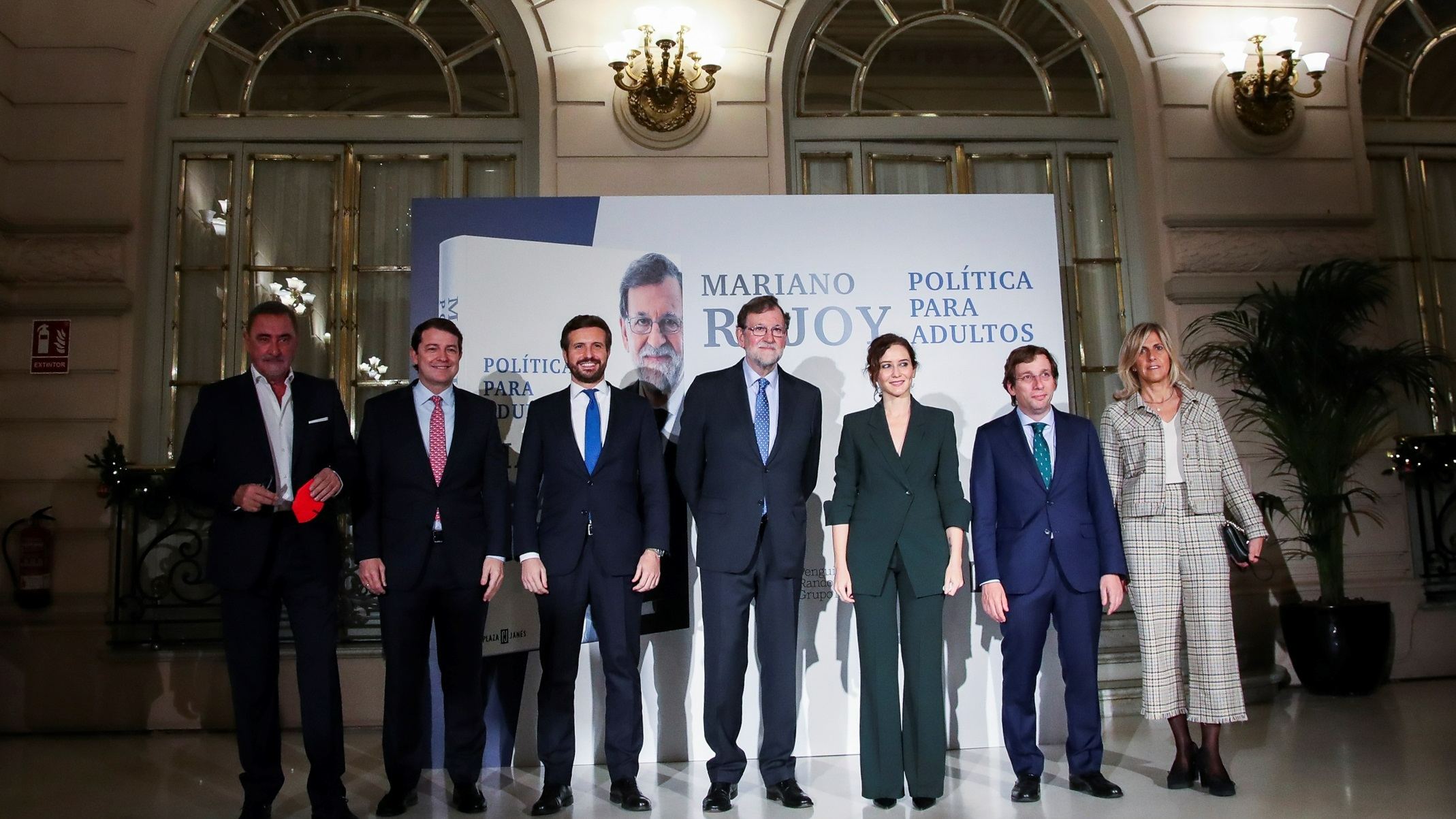 Rajoy consigue 'unir' en una fotografía a Casado y Ayuso