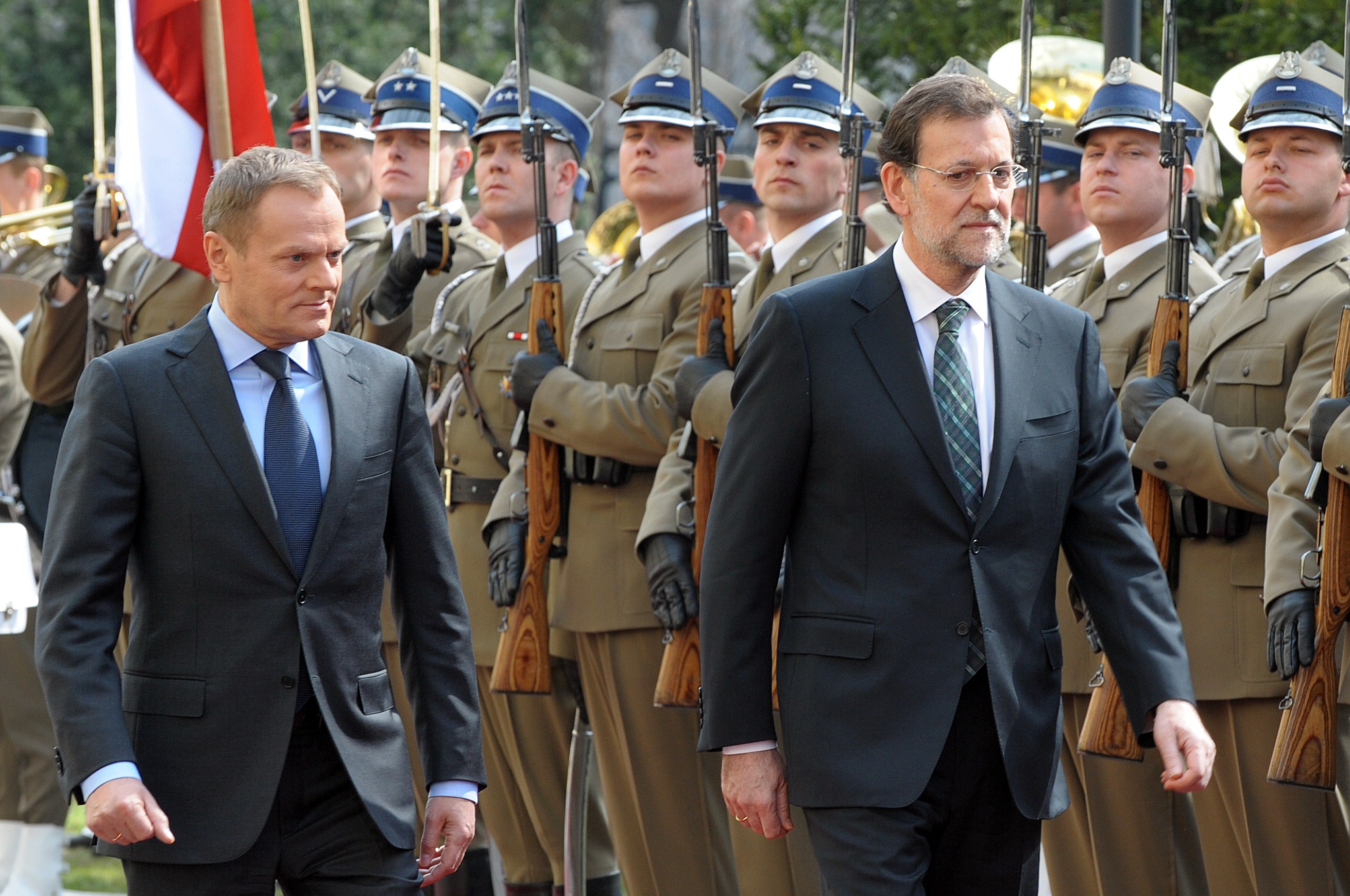 Tusk recibe a rajoy con honores militares en su primera visita a polonia