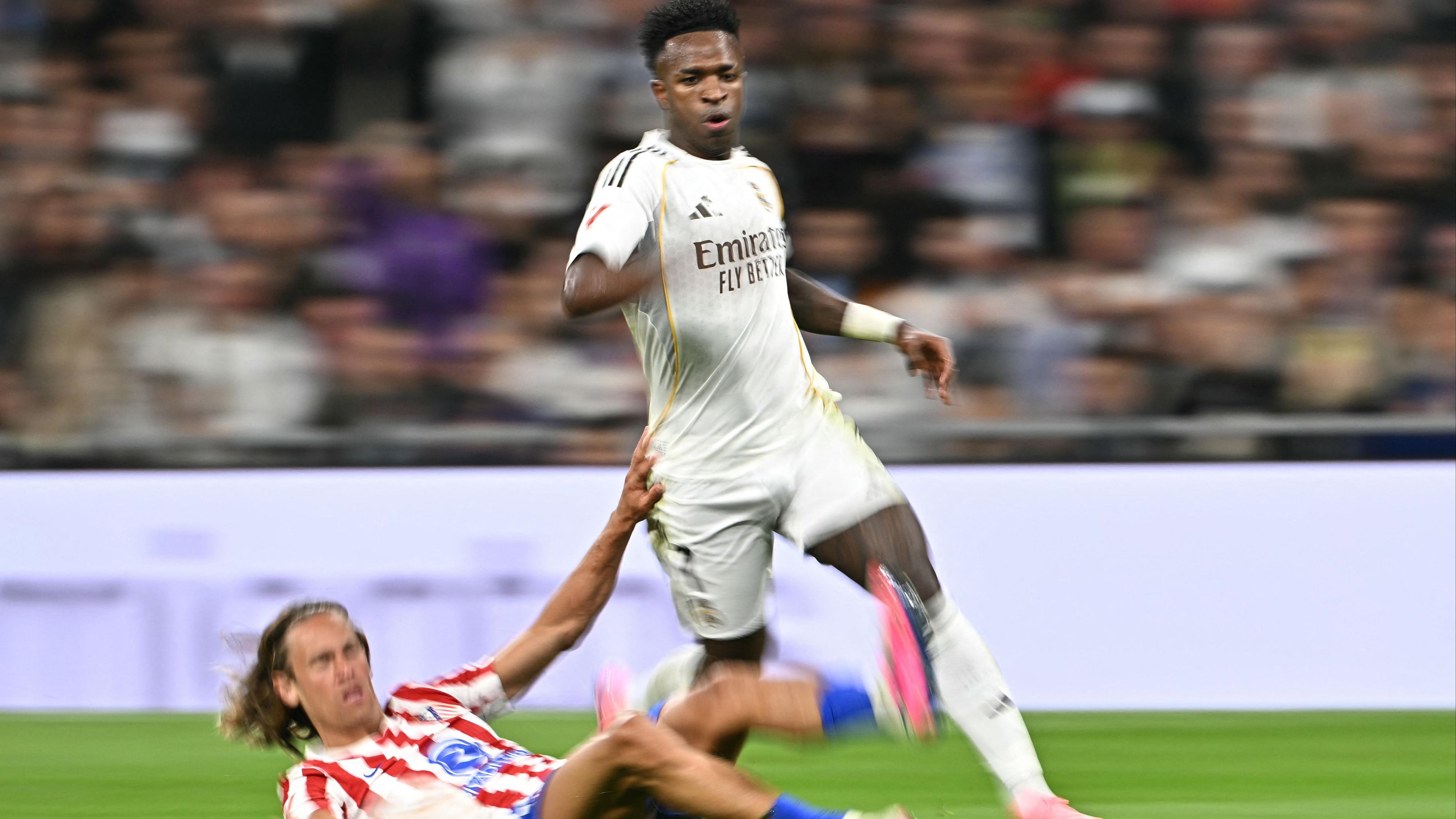 Un golazo de Vinícius decide el derbi (3-2) para que el Real Madrid siga vivo en la pelea por la Liga