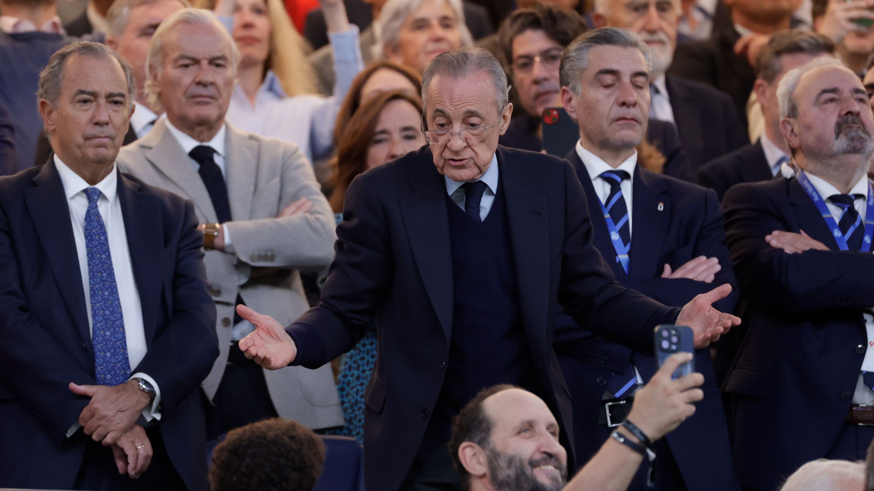 Real Madrid vence a Oviedo en un Bernabéu tenso