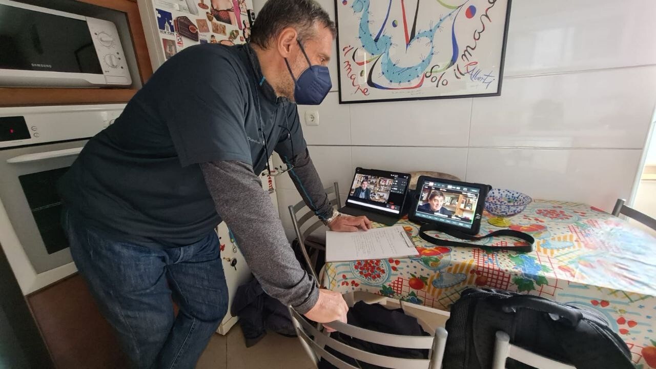 Realización El realizador observa los monitores donde se ve al entrevistado, el poeta Luis García Montero