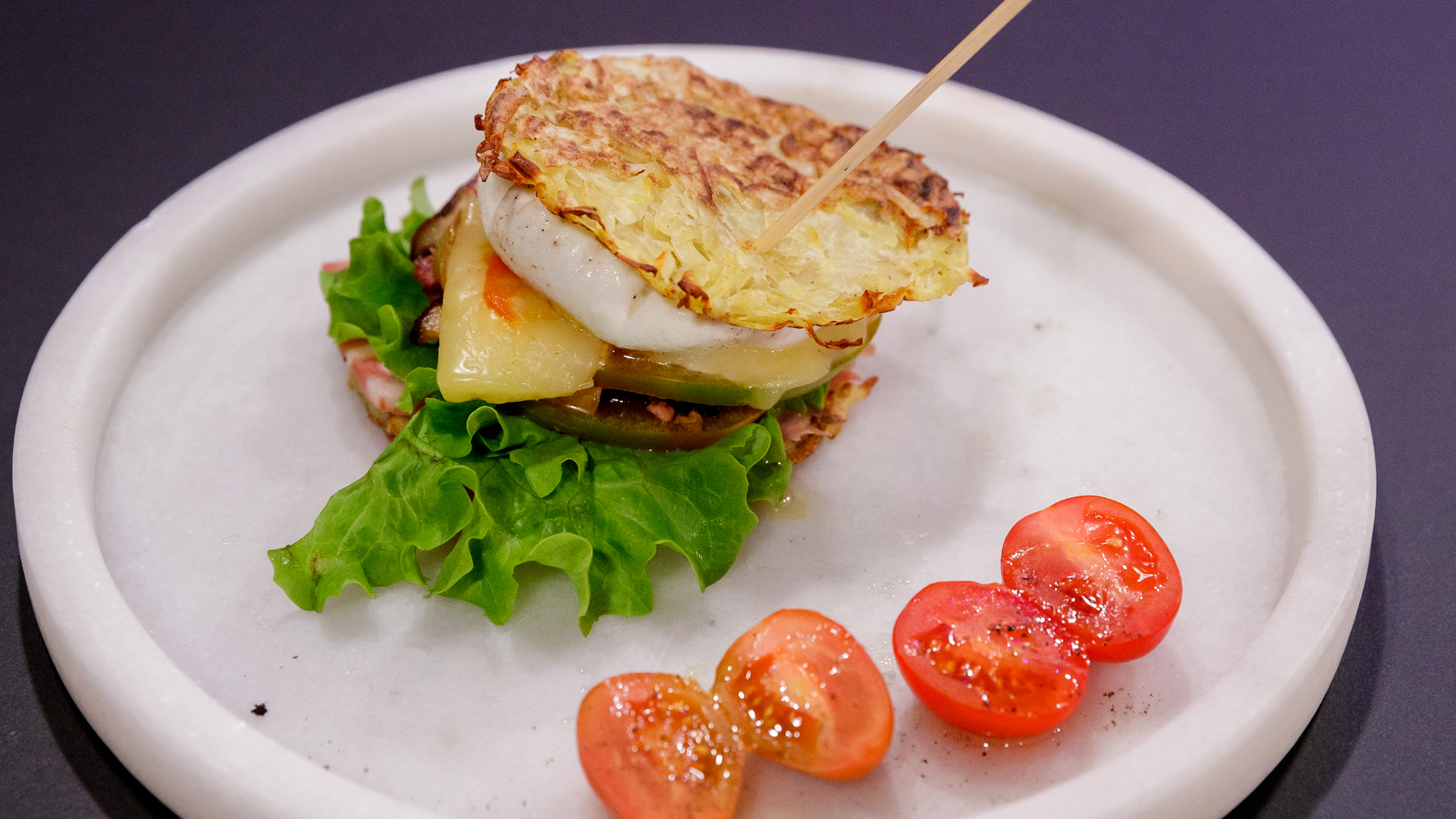 Mujer Que Cocina Los Bocadillos Con Mayonesa Imagen de archivo