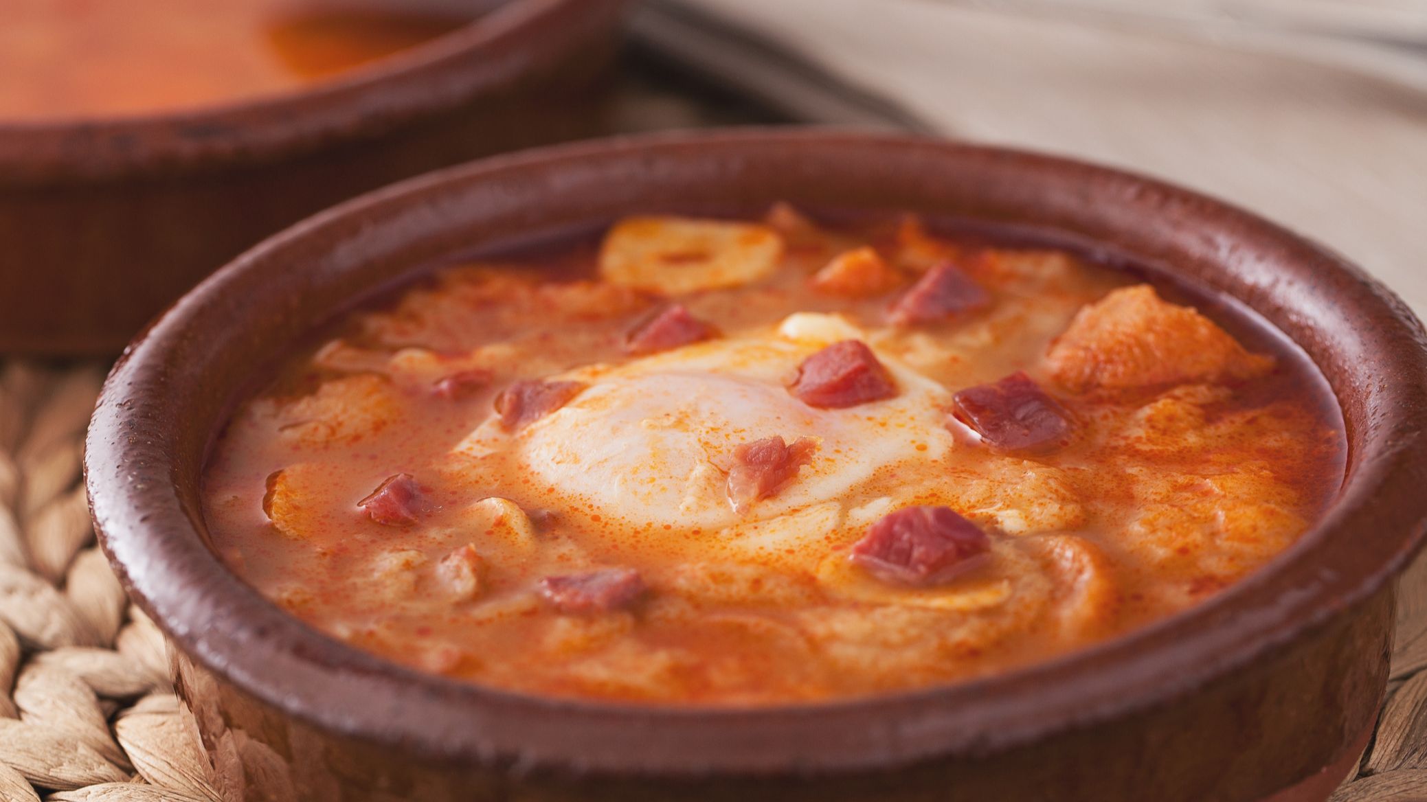 Receta de sopa de ajo con huevo escalfado: ¡deliciosa!