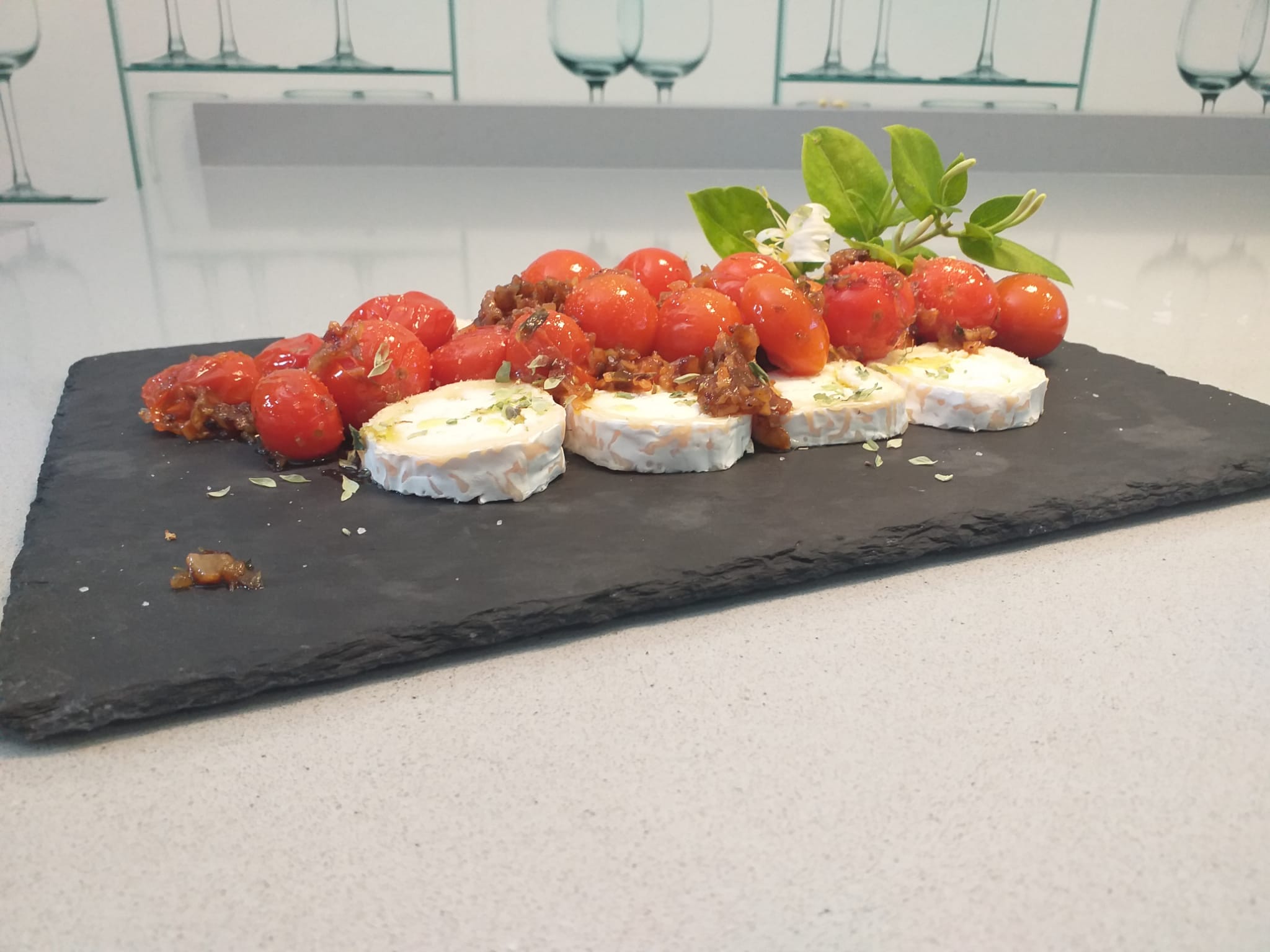 Dados de queso fresco y tomate al orégano Receta de carme castillo- Cookpad