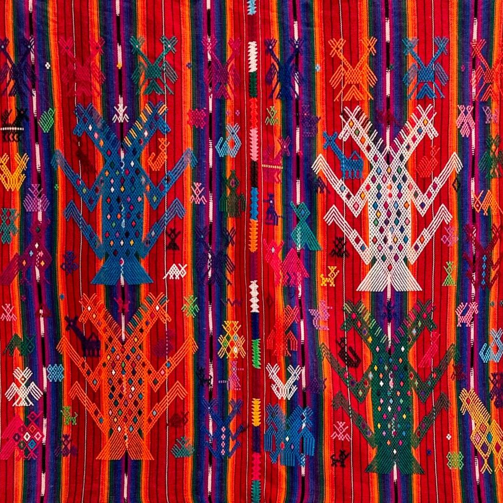 Reportajes 5 Continentes - Emiliano Valdés, curador guatemalteco. Arte textil en América Latina episode artwork