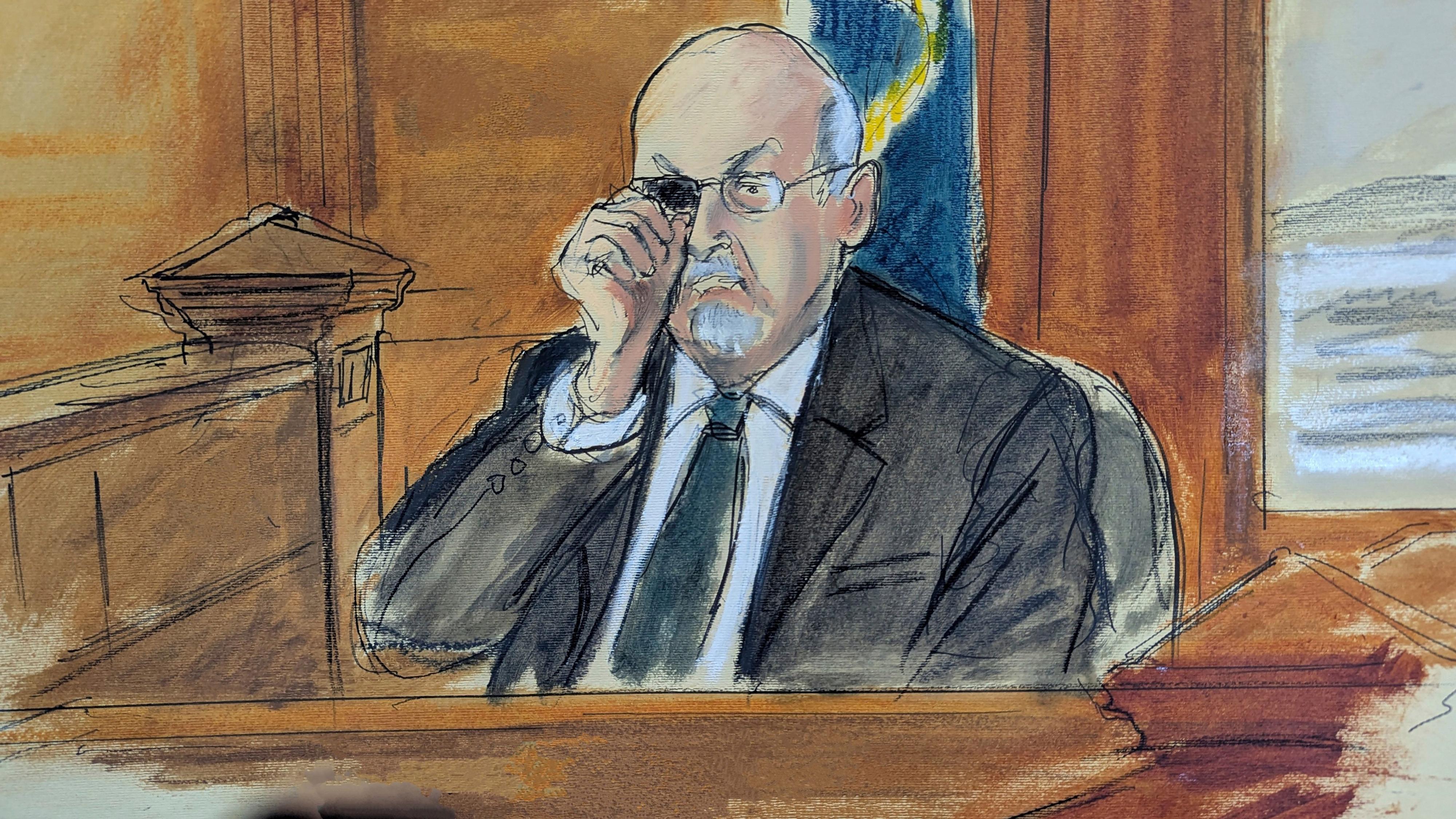 Ilustración de Salman Rushdie en su testimonio, sentado con traje y corbata, ajustándose las gafas con la mano derecha.  Trazos de lápices o pasteles, fondo con detalles de sala de juzgado.