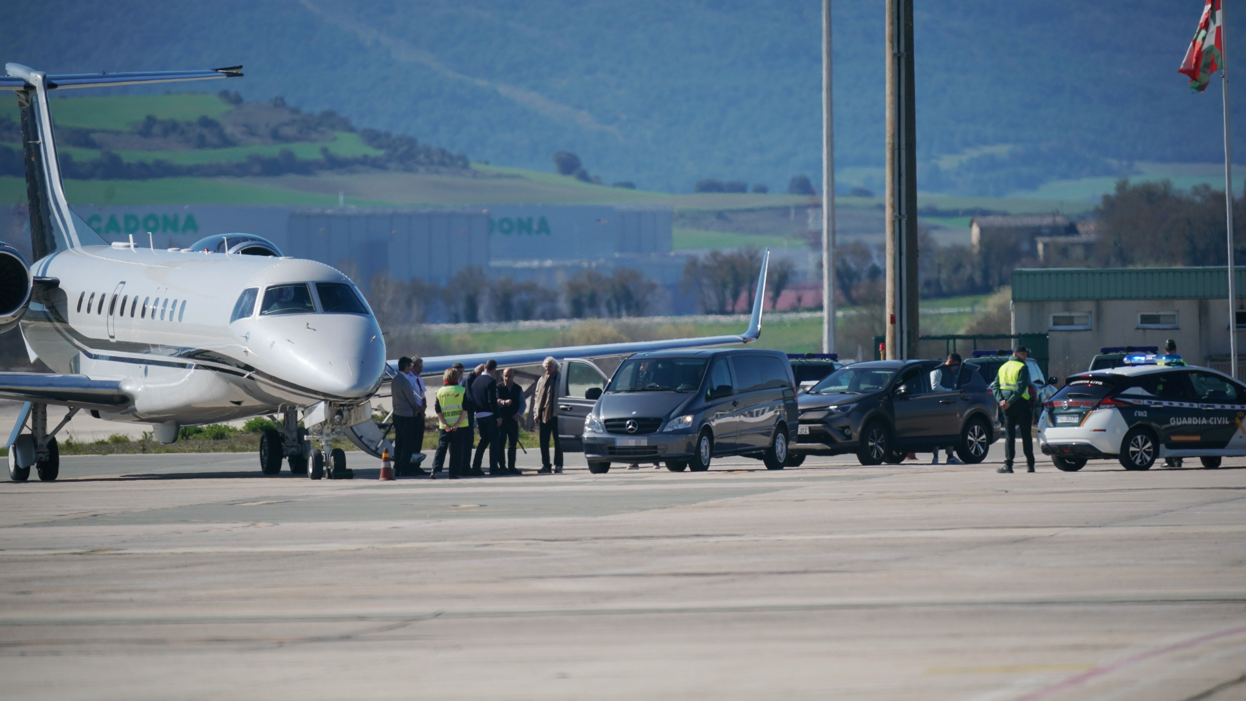 El rey emérito baja del avión en Vitoria antes de trasladarse a Sanxenxo para participar en una regata