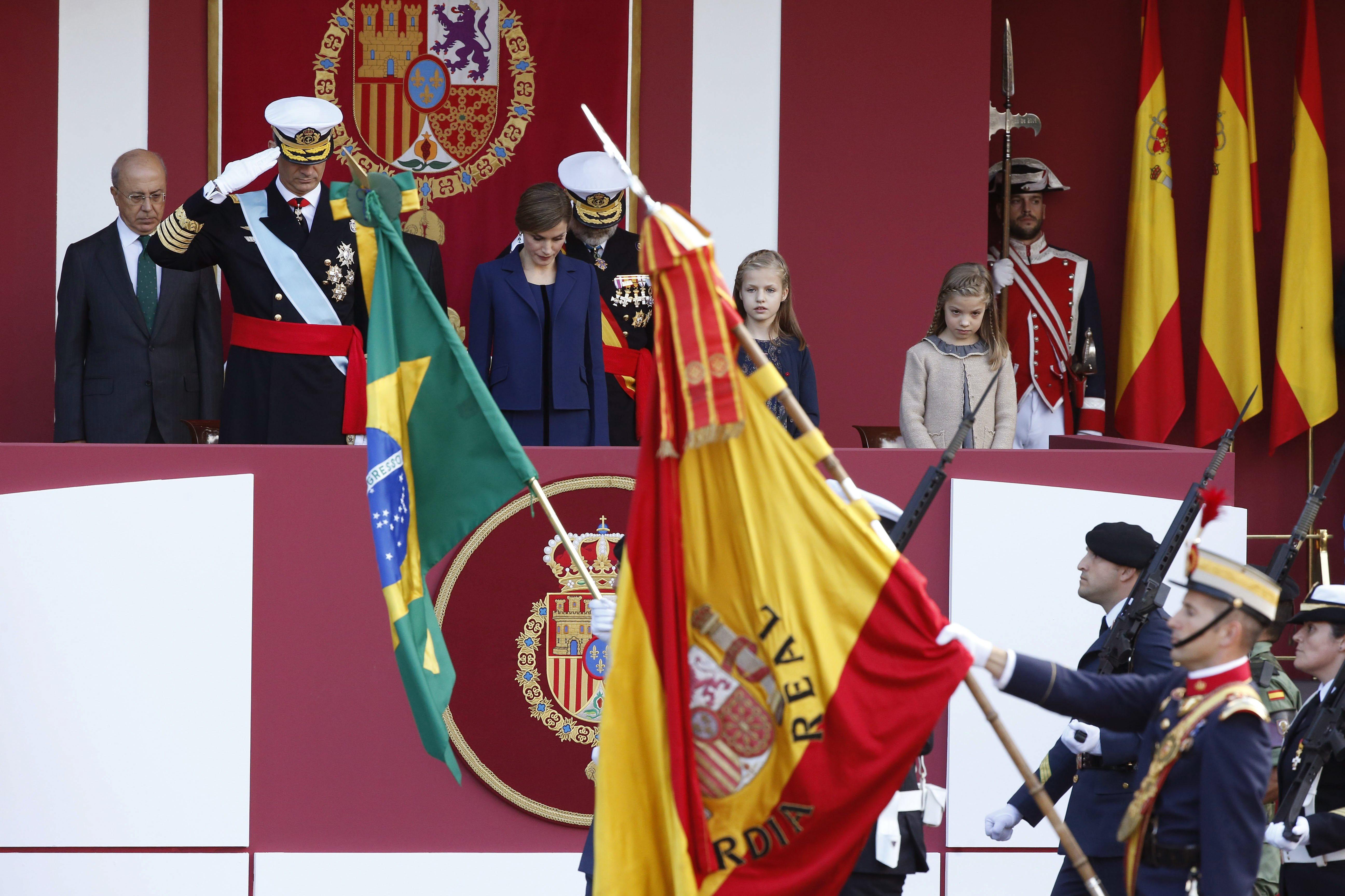 Los reyes y sus hijas presiden el desfile del Día de la Fiesta Nacional Los reyes y sus hijas la princesa Leonor y la infanta Sofía presiden el desfile del Día de la Fiesta Nacional
