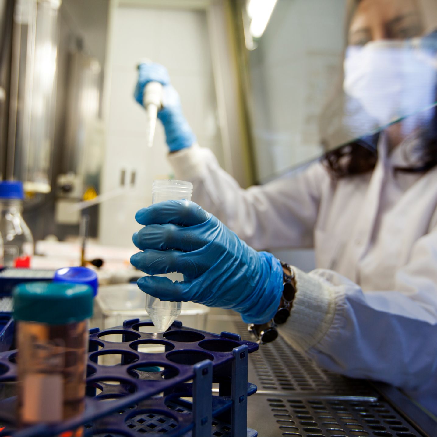 RNE se mete en un laboratorio del CNIO para saber cómo se investiga un tipo de cáncer raro: el cáncer hereditario o familiar