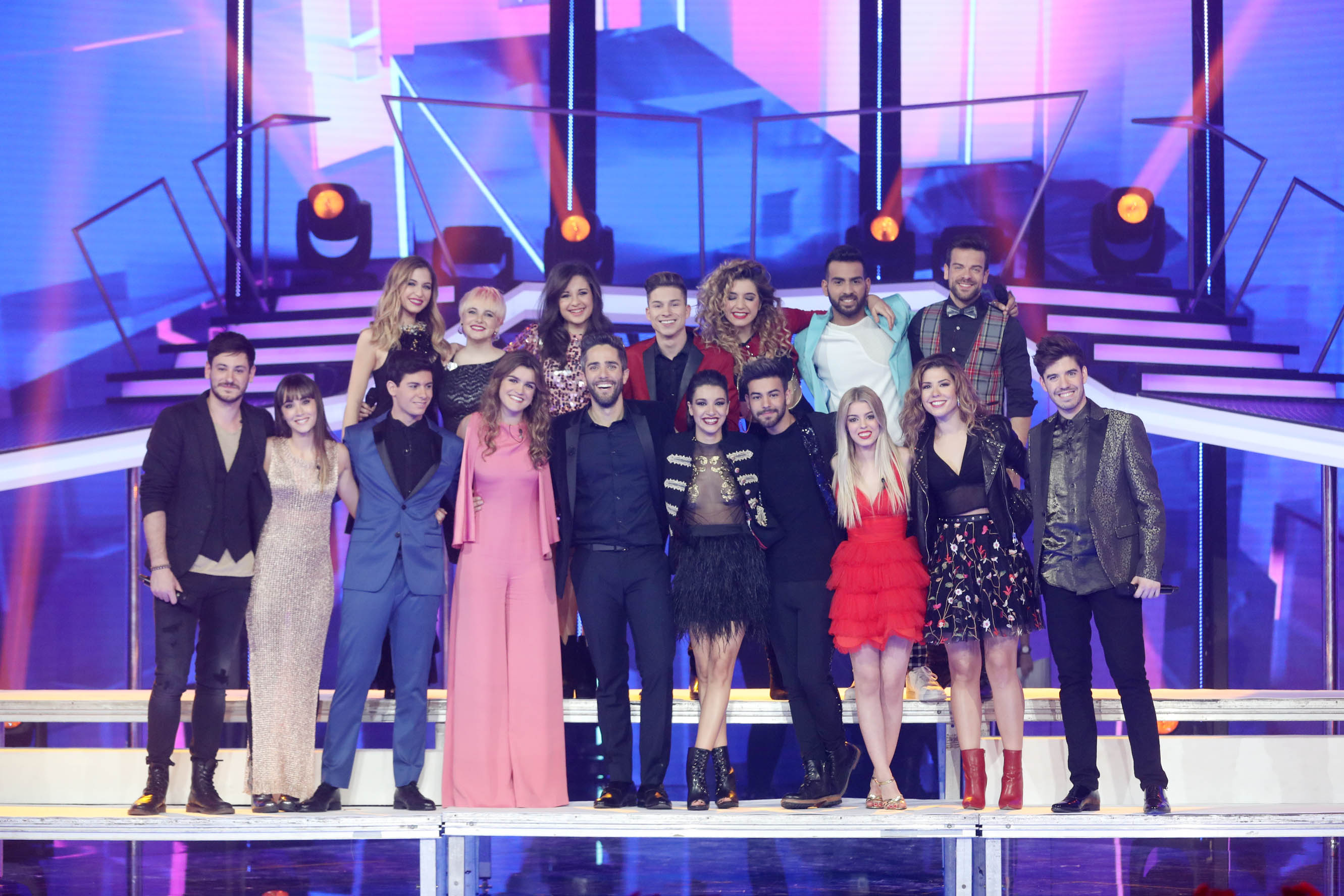 Roberto Leal junto a los concursantes de 'Operación Triunfo 2017'