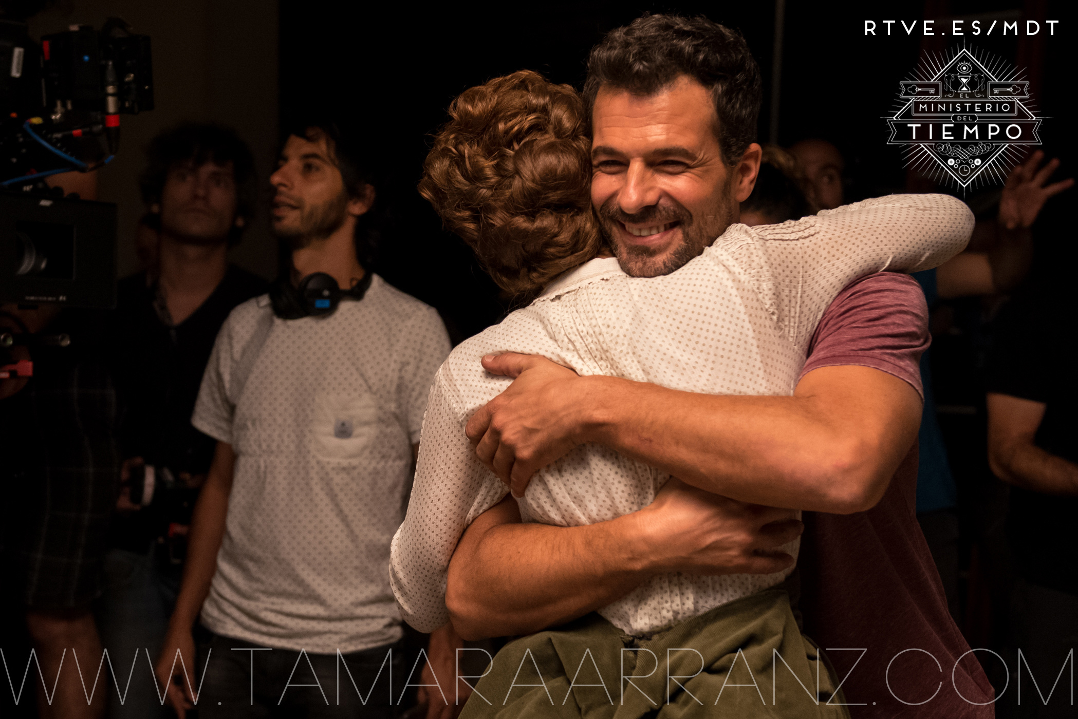 Rodolfo Sancho abraza a Aura Garrido Rodolfo Sancho abraza a Aura Garrido en el primer día de rodaje de la segunda temporada de 'El Ministerio del Tiempo'