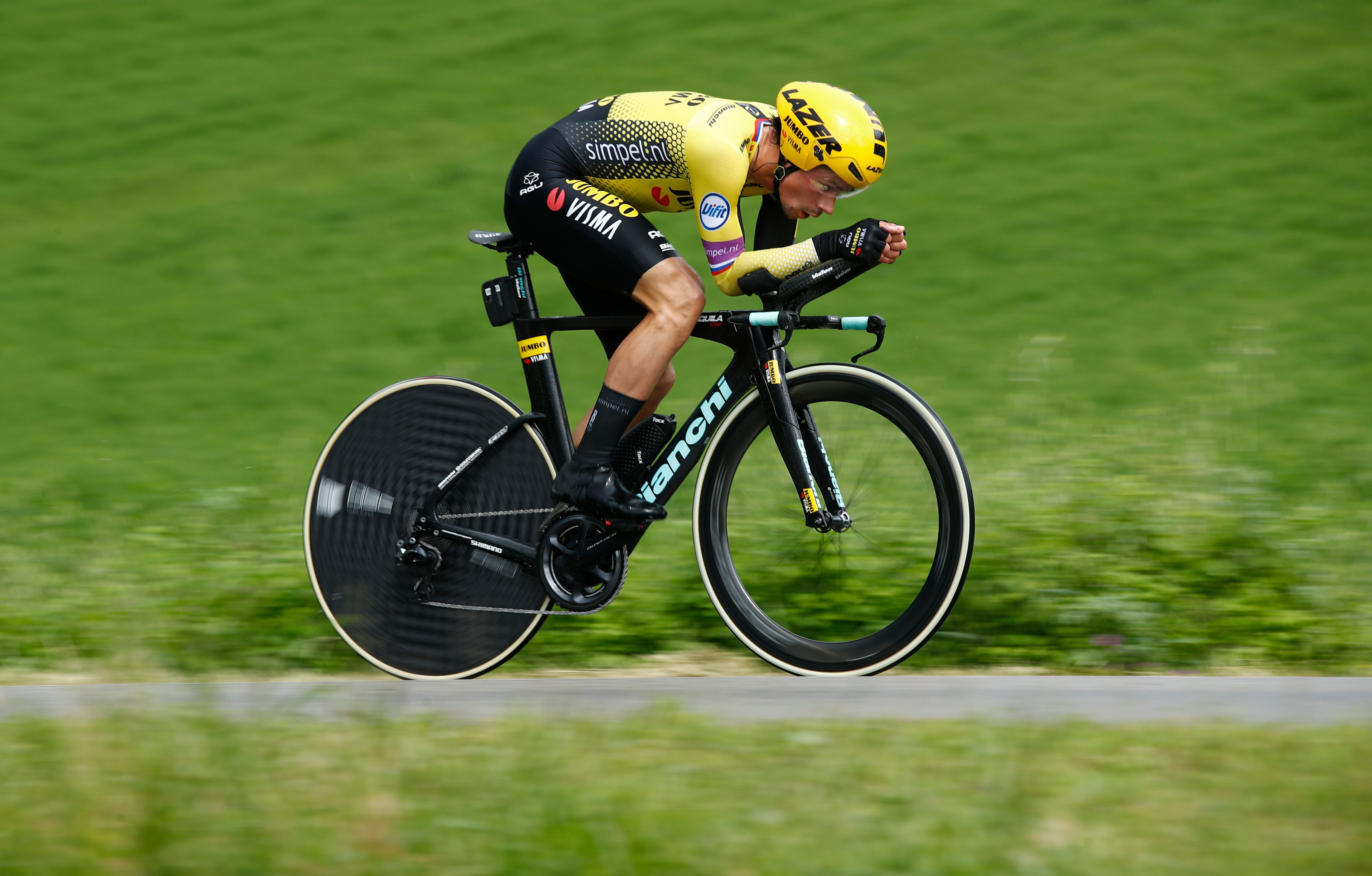 Roglic deja helados a todos sus rivales bajo la lluvia y a contrarreloj
