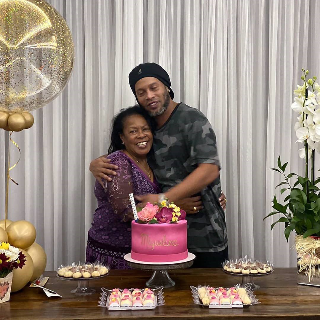 Ronaldinho celebró el 71 cumpleaños de Miguelina a su lado