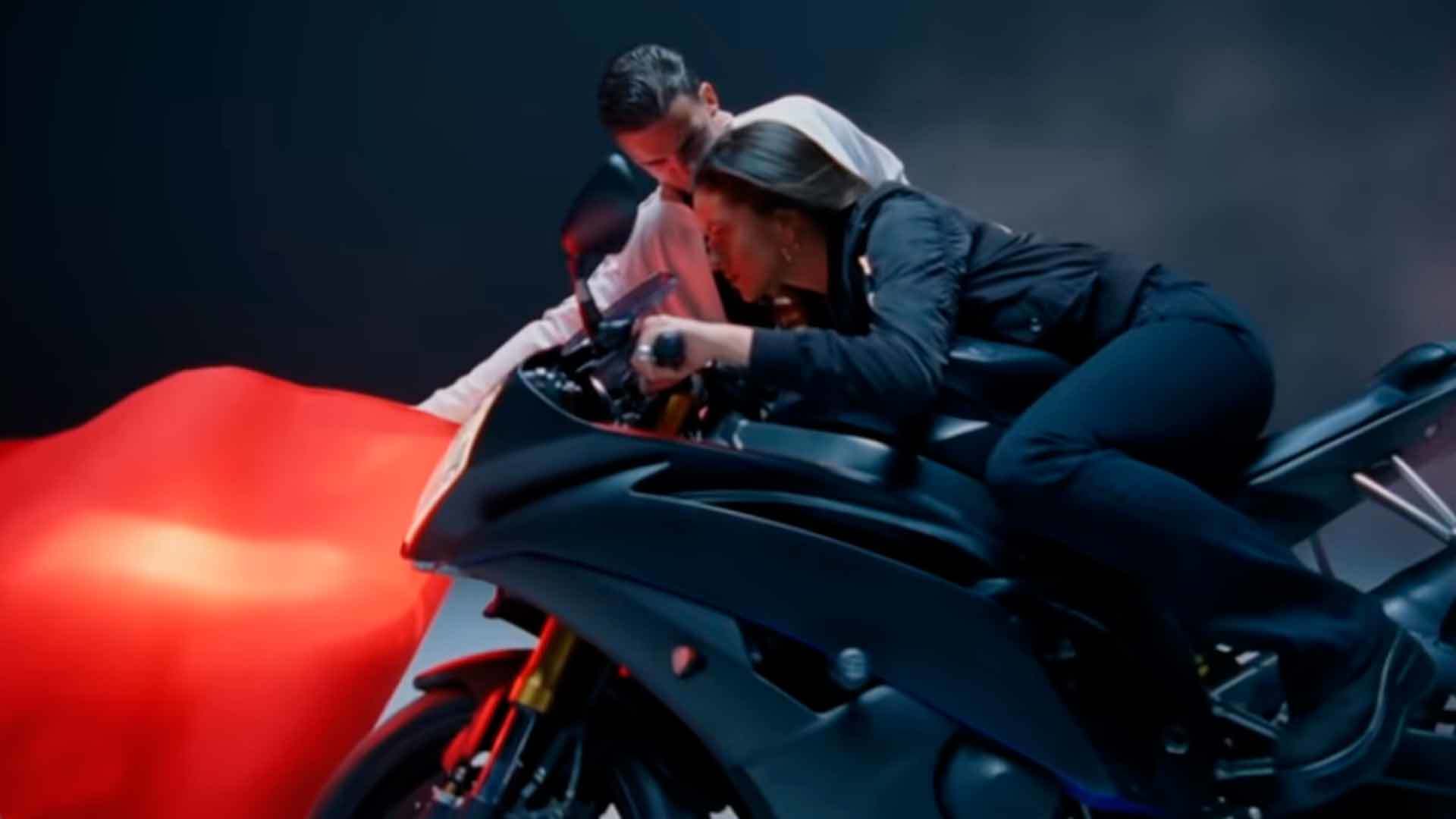 Rosalía, "toreada" sobre su moto en el videoclip de "Malamente".