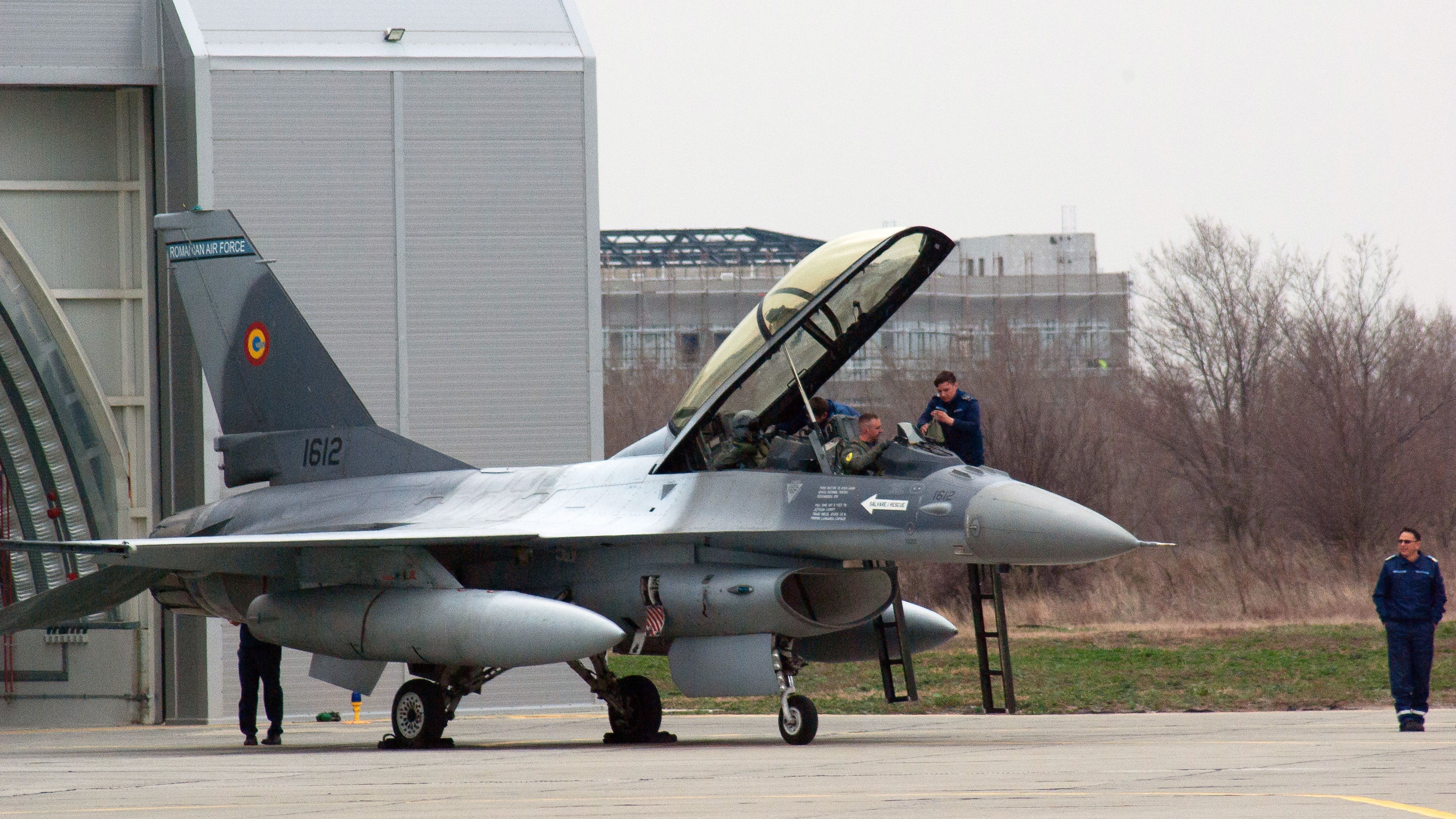 Rumanía despliega dos cazas F-16 tras la entrada de un dron ruso en su espacio aéreo