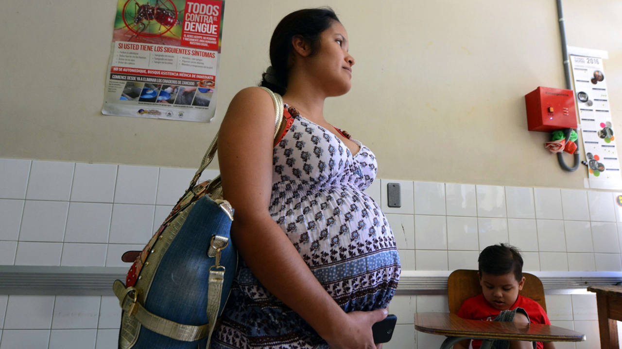 El Salvador y Colombia han pedido a sus ciudadanas que eviten los embarazos hasta 2017.