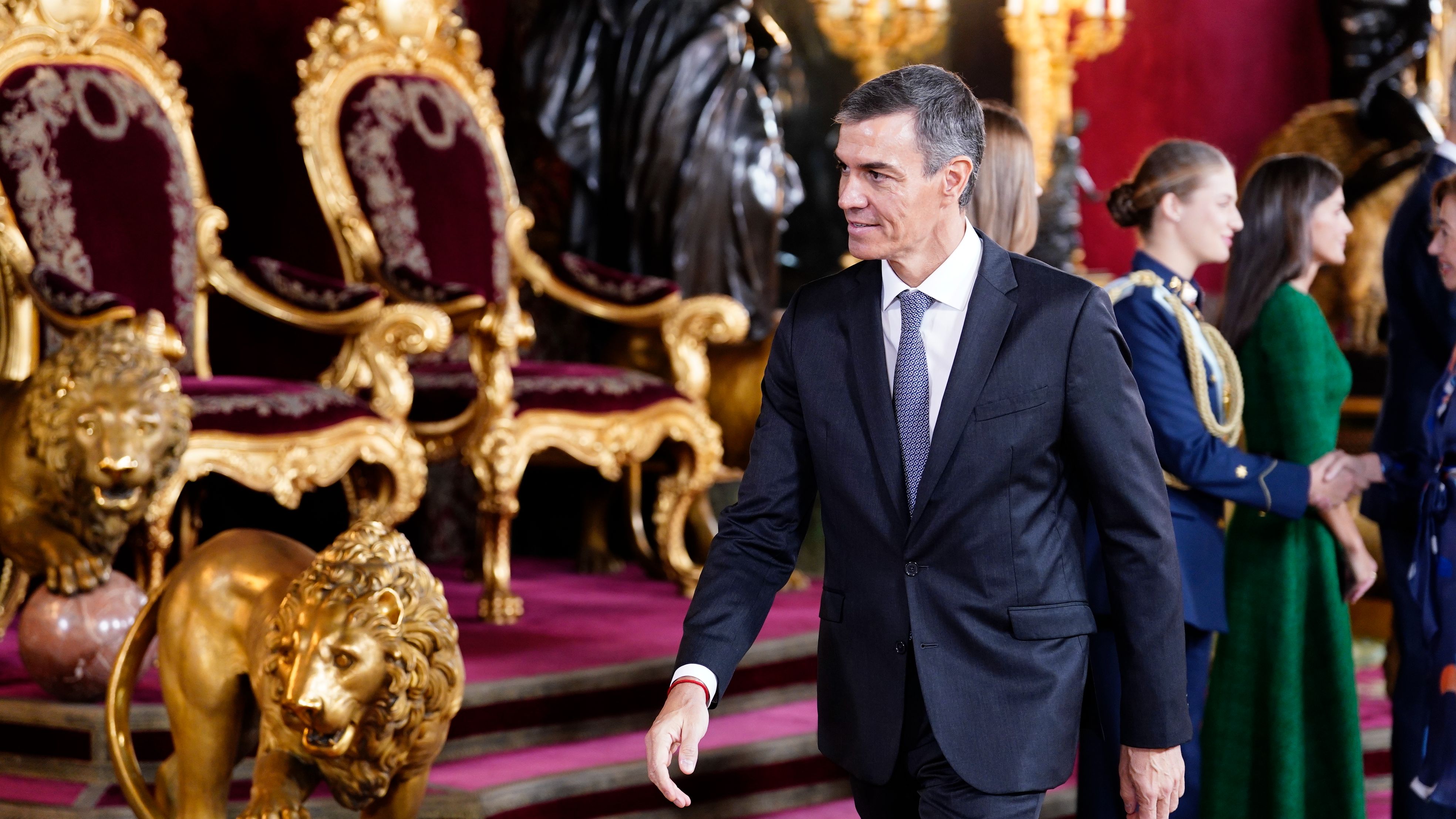 Sánchez abandona el Palacio Real tras saludar a los reyes y Feijóo le afea que no se quede a los corrillos con la prensa