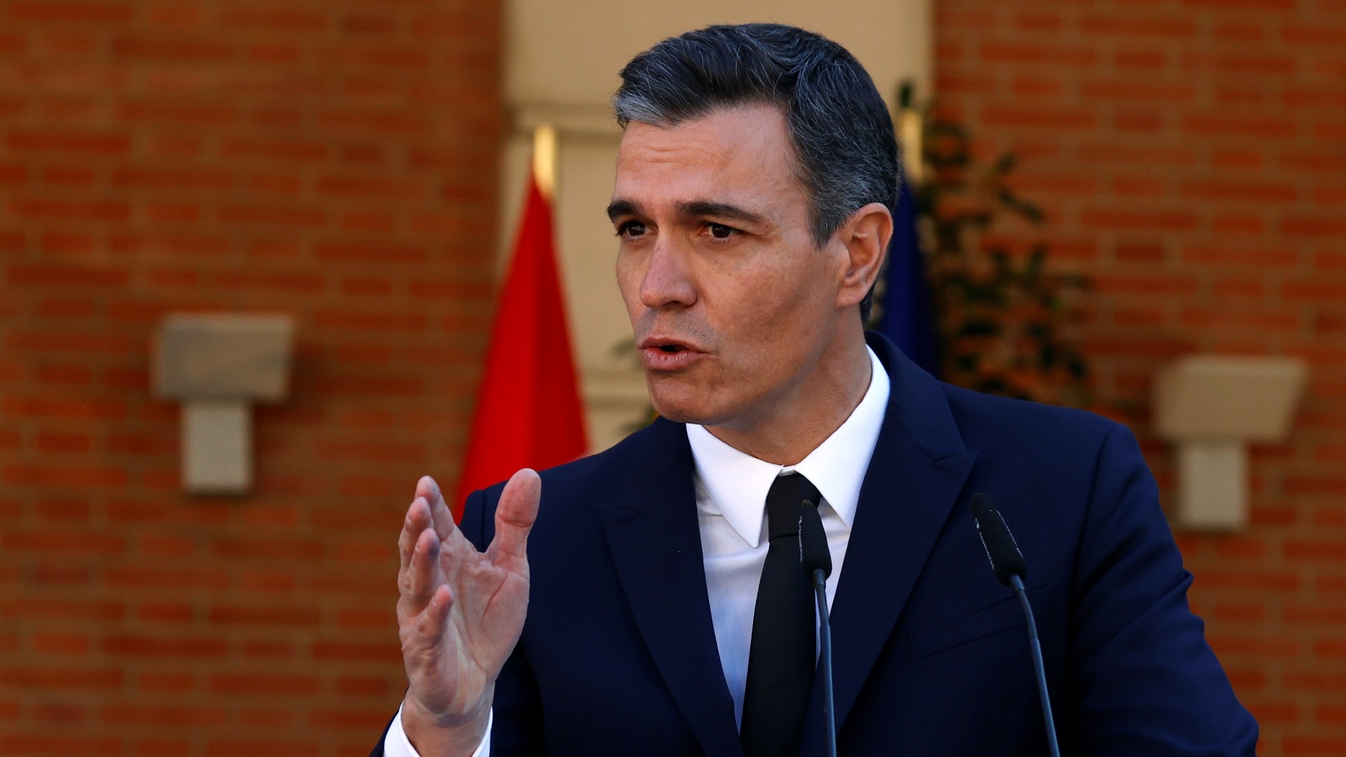Sánchez pide al PP resolver su crisis "por el bien de la democracia"