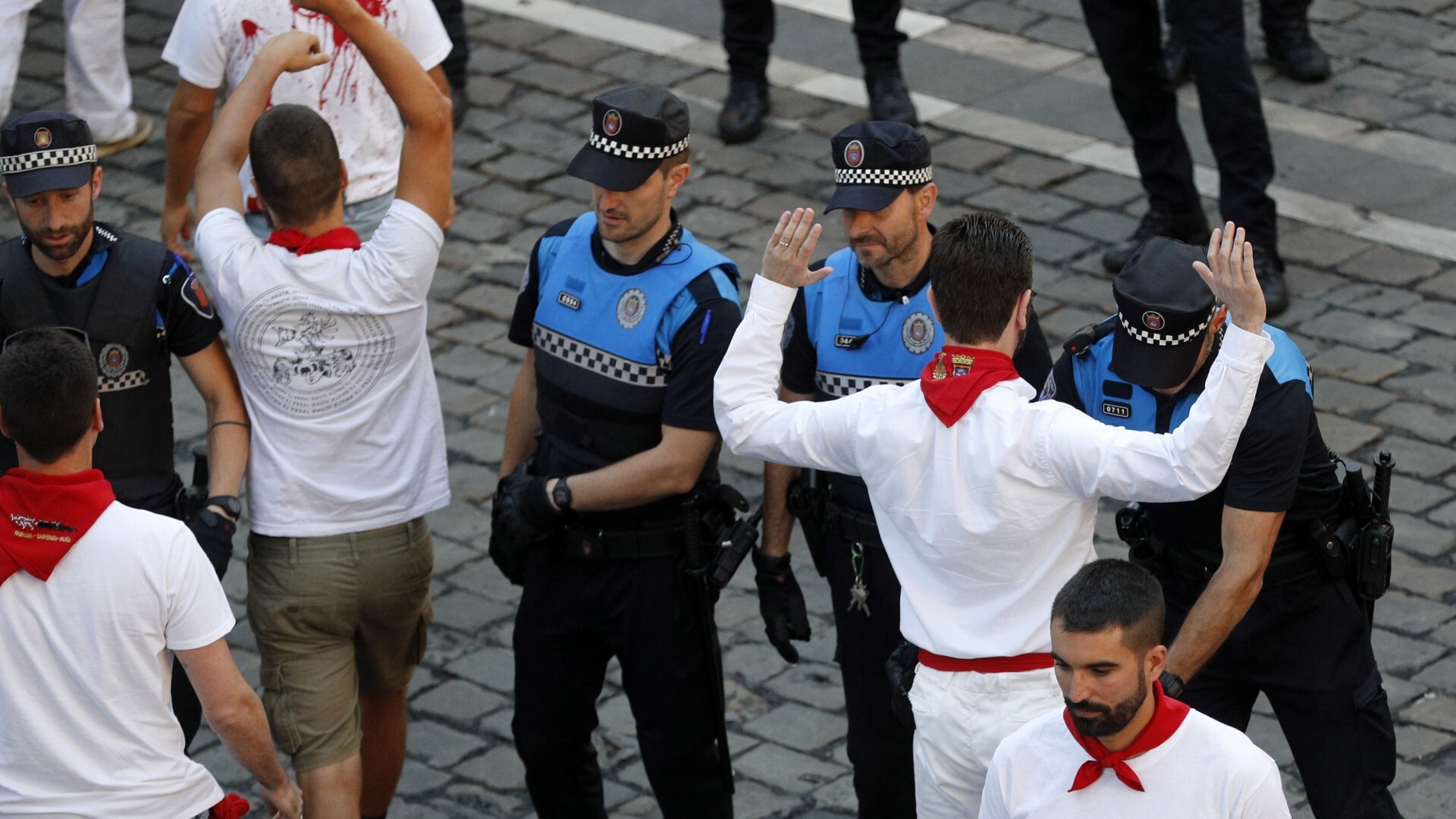 La Policía Municipal de Pamplona interviene en un partido de fútbol  infantil para calmar los ánimos