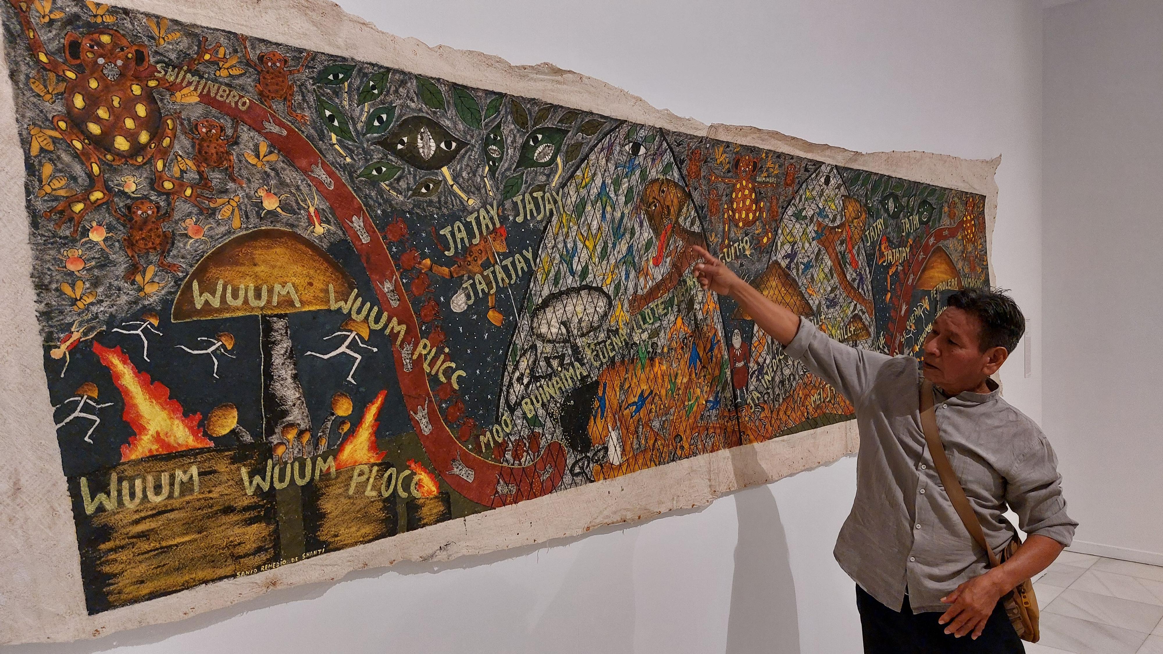 Santiago Yahuarcani explica la obra Santo Remedio de Shanti (2025) en la muestra 'Somos raíces' (Circulo de Bellas Artes, Madrid)