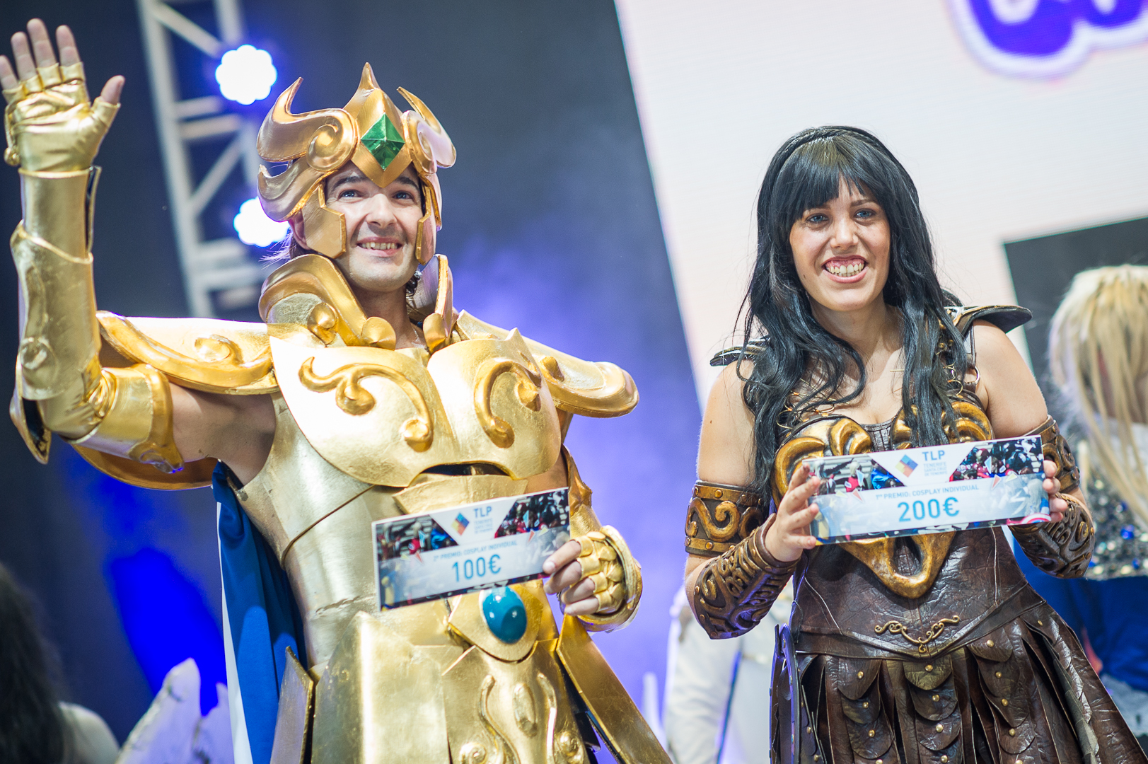 El Santuario del Cosplay, interpretando a Aioria de Leo, y Eileen Daaé, interpretando a Xena