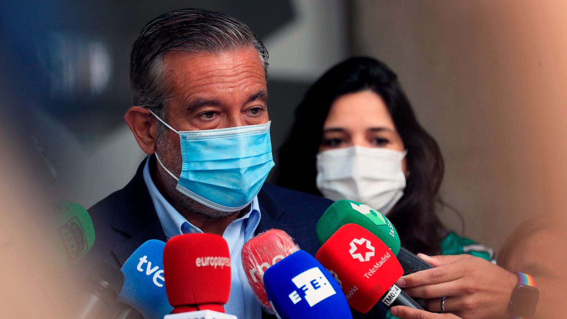 El secretario de Justicia e Interior del PP, Enrique López, atiende a los medios de comunicación.