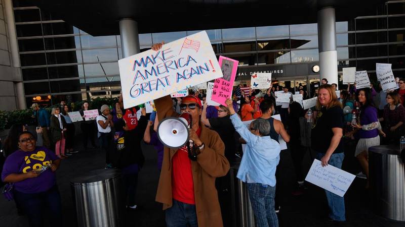 Un seguidor de Trump se manifiesta ante las protestas contra el veto migratorio en el Aeropuerto Internacional de Los Angeles