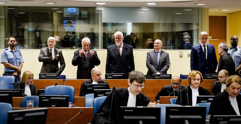 Los seis líderes croatas condenados por crímenes de guerra en Bosnia; Slobodan Praljak está en el centro, con barba blanca