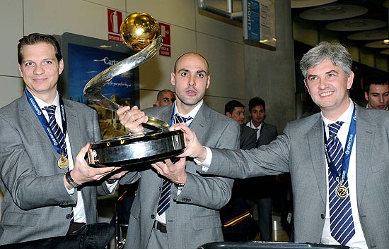 La selección española de fútbol sala llega a Madrid aclamada por familiares