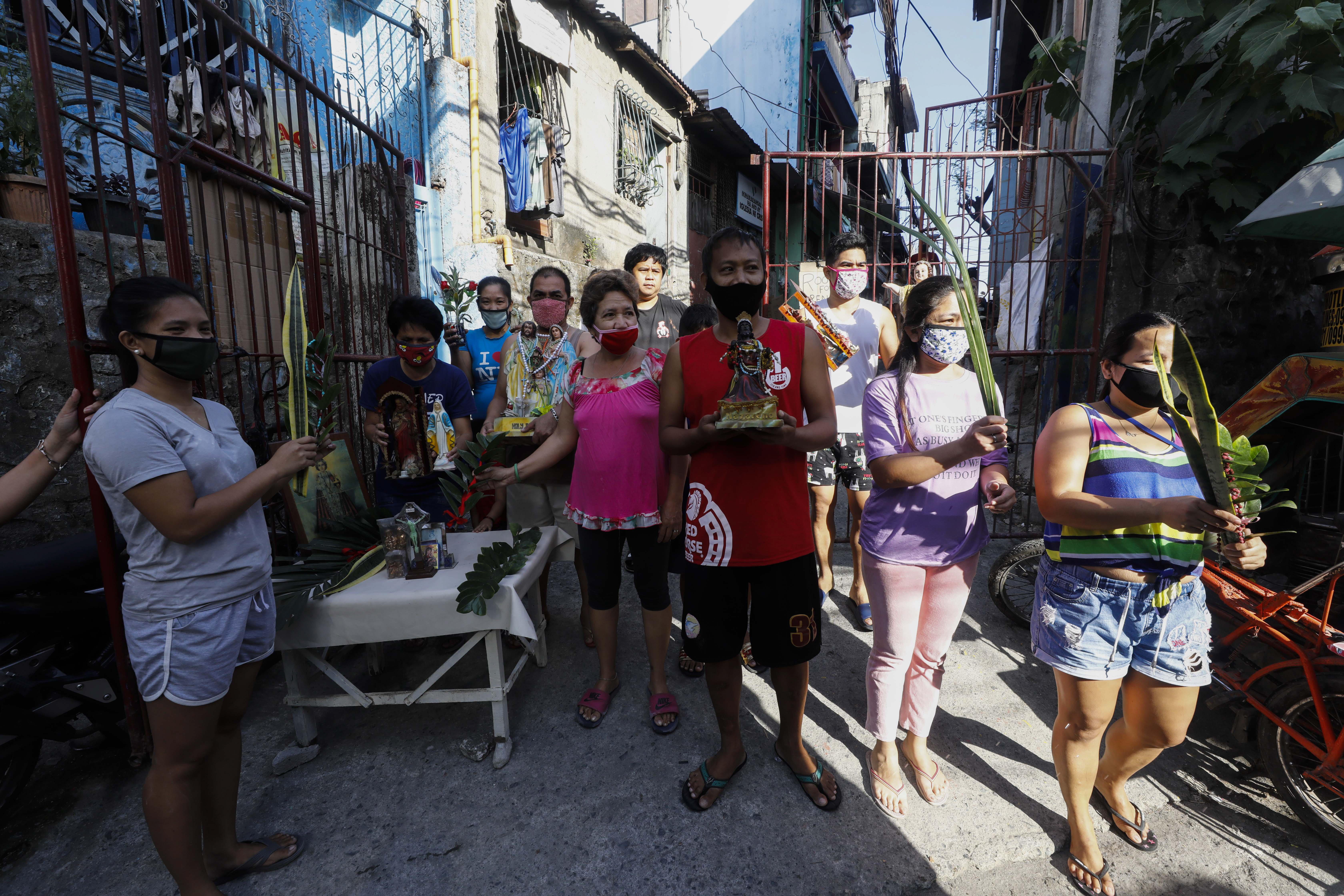 Semana Santa en Filipinas Fieles católicos en Ciudad Quezón (Filipinas) se protegen con máscaras en este Domingo de Ramos.