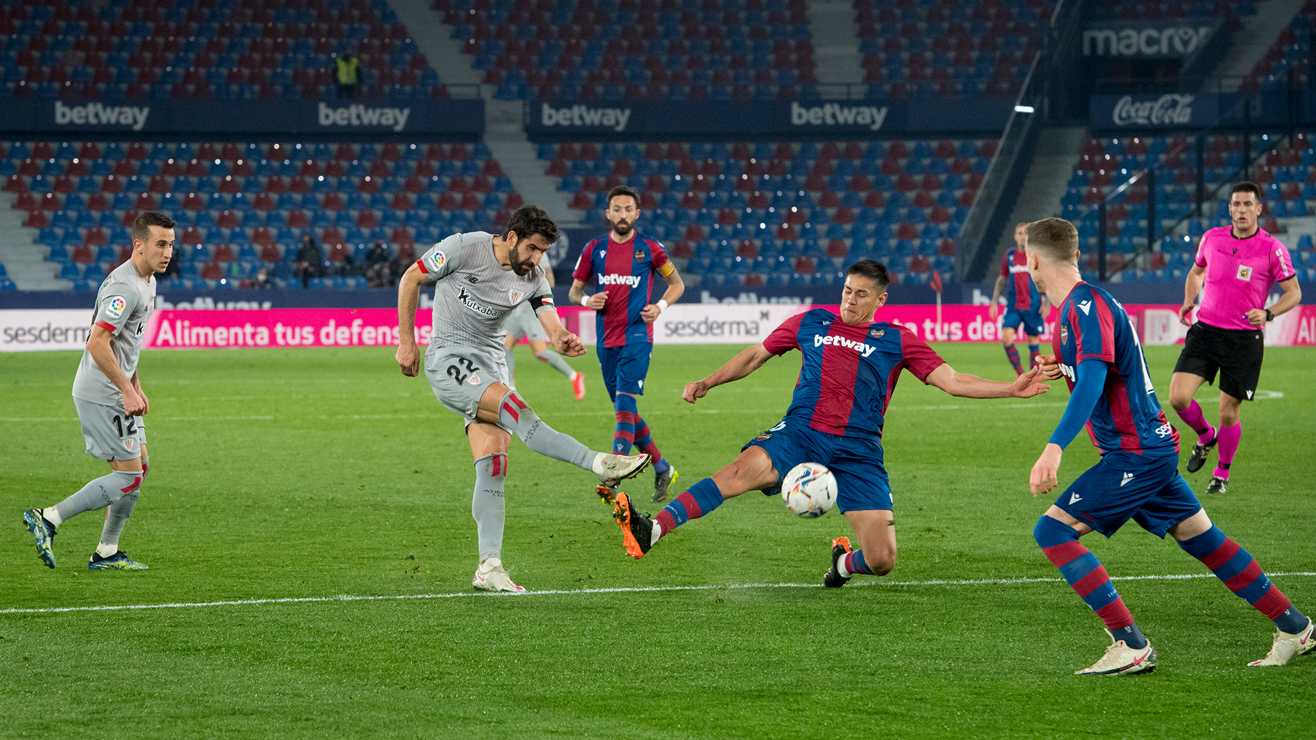 Levante y Athletic pugnan por un puesto en la final de Copa
