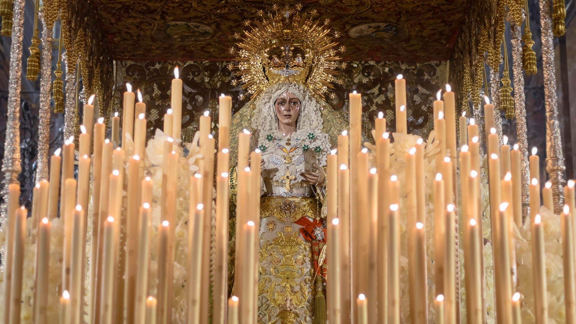 Sevilla, envuelta en su gran Madrugá con su gran sobriedad