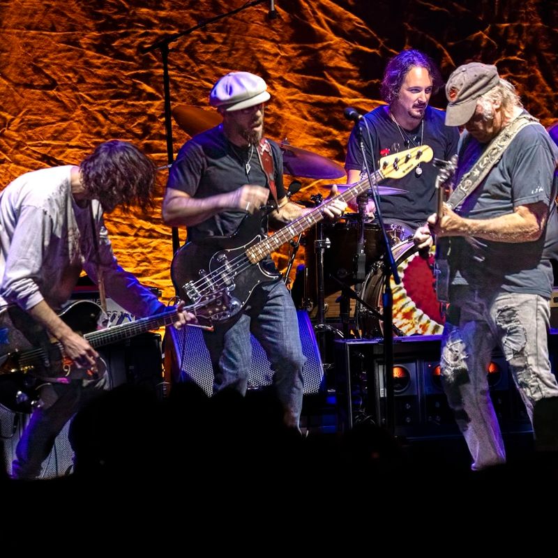 Sin rodeos - Neil Young publica ‘As Time Explodes’ con grabaciones de su gira Love Earth - 07/05/26 episode artwork
