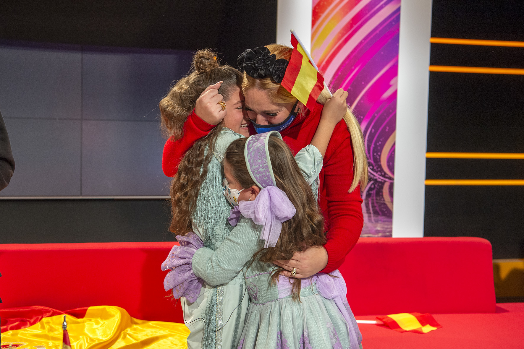 Soleá se abraza a su madre y su hermana Soleá se abraza a su madre y su hermana
