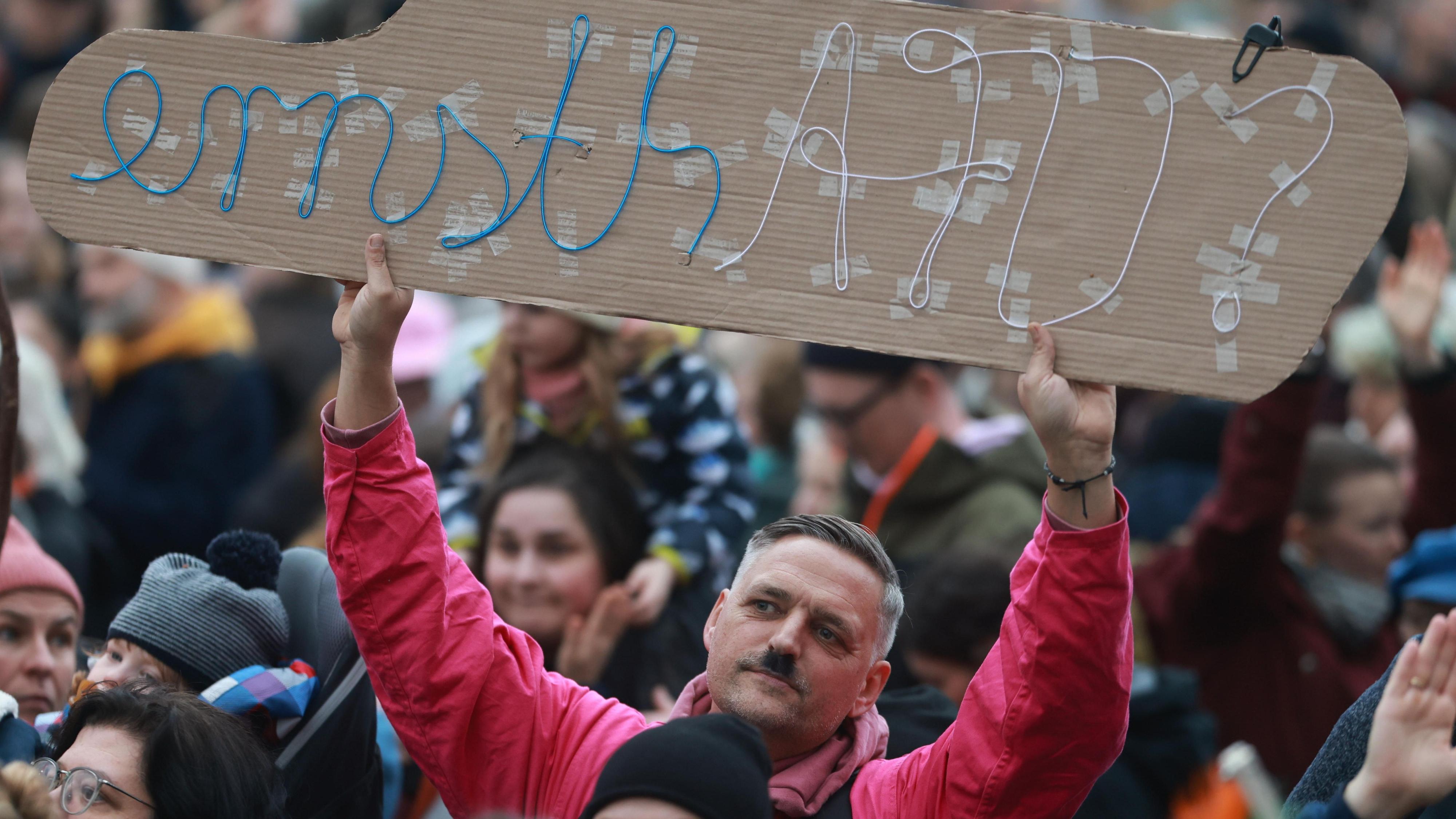 La sombra de la ultraderecha persigue a personas refugiadas en Alemania: "Tengo miedo a que me deporten a Afganistán"