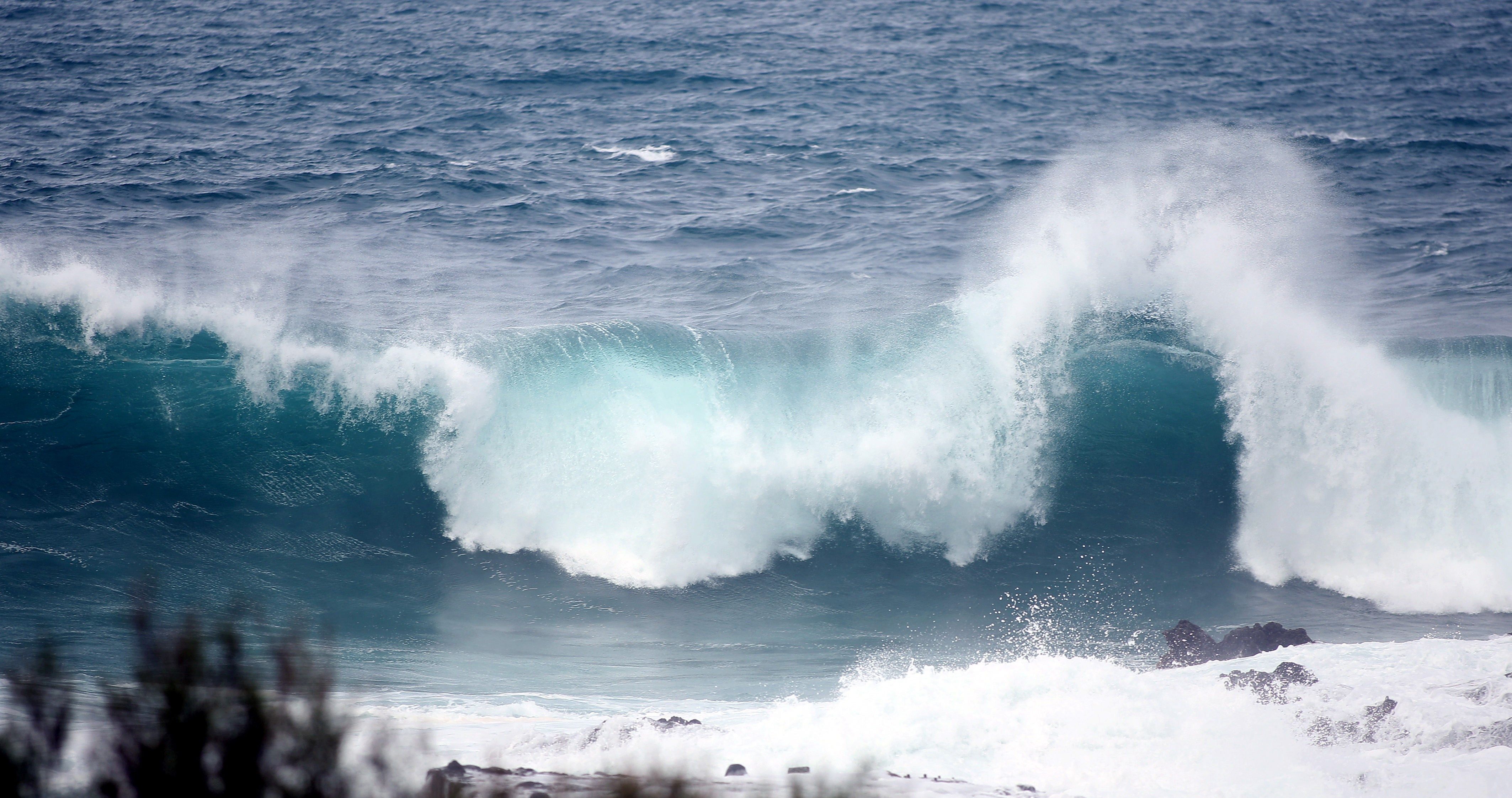 Tacoronte, Tenerife Las islas Canarias se encuentran en situación de alerta decretada por el Gobierno regional, con áreas en aviso naranja por parte de la Agencia Estatal de Meteorología por olas de hasta seis metros