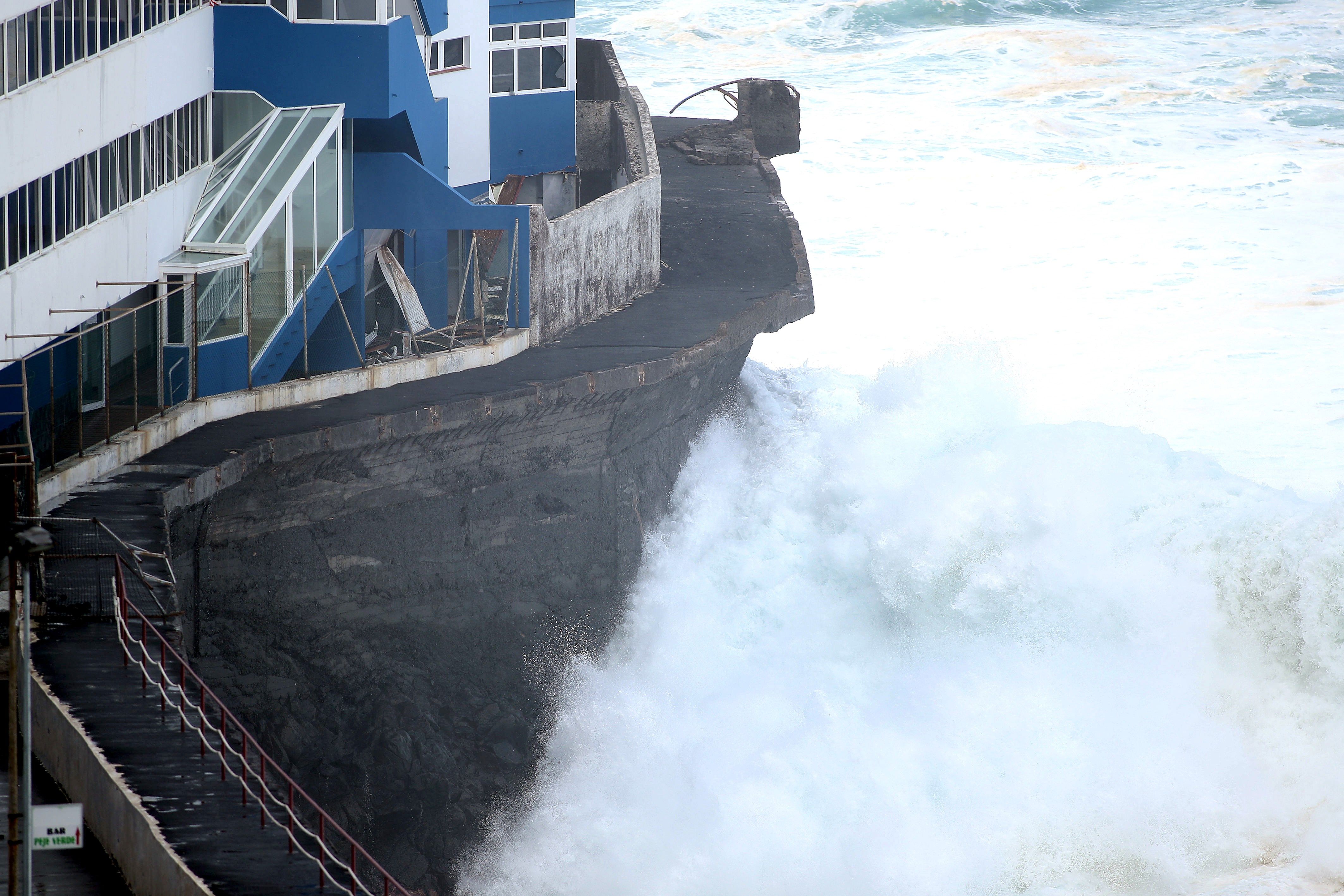 Tacoronte, Tenerife Varias familias han sido evacuadas del edificio El Roque en Mesa del Mar ya que el agua por el fuerte oleaje llegó a la segunda planta y rompió los cristales del primer piso