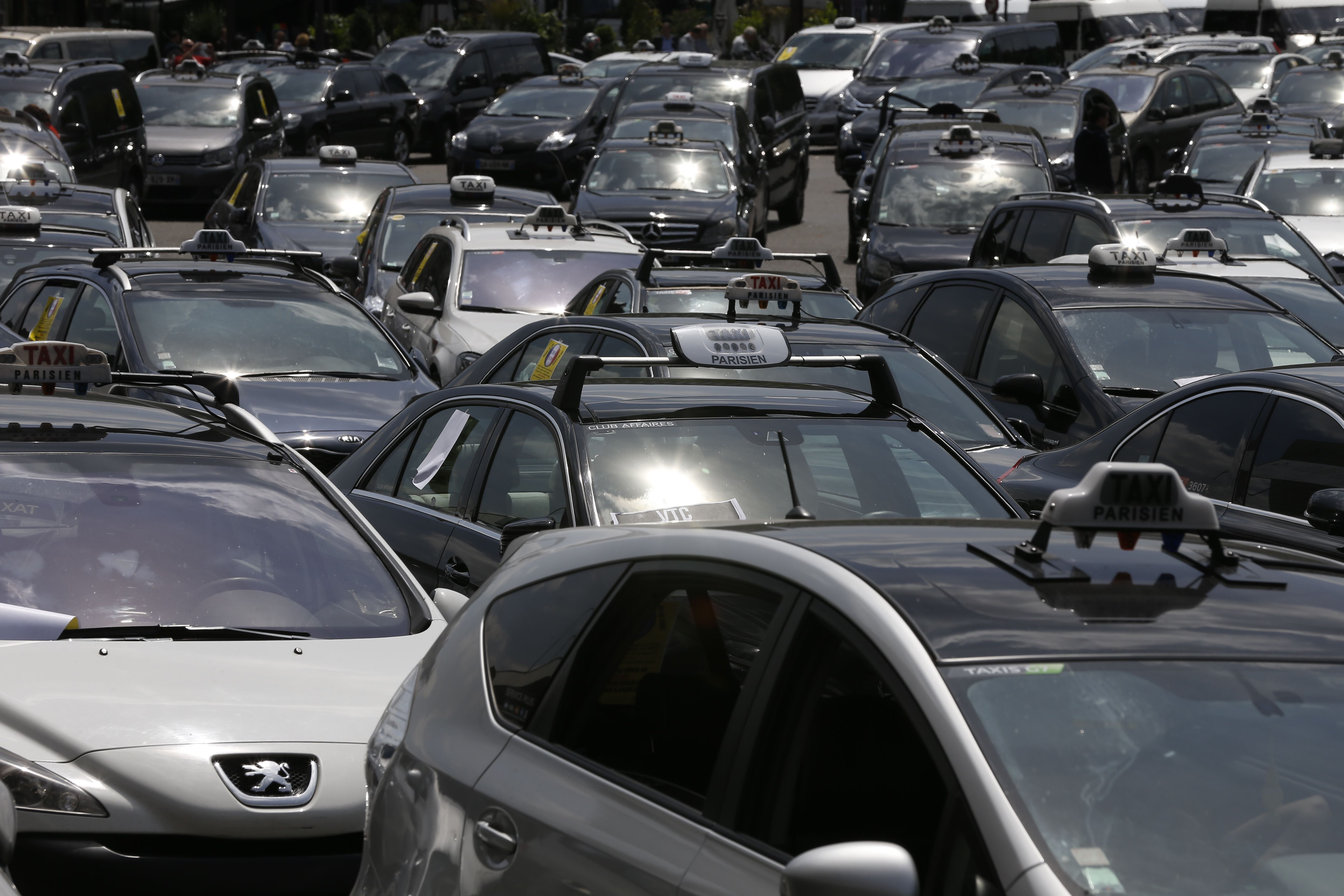 Taxistas bloquean una calle de París