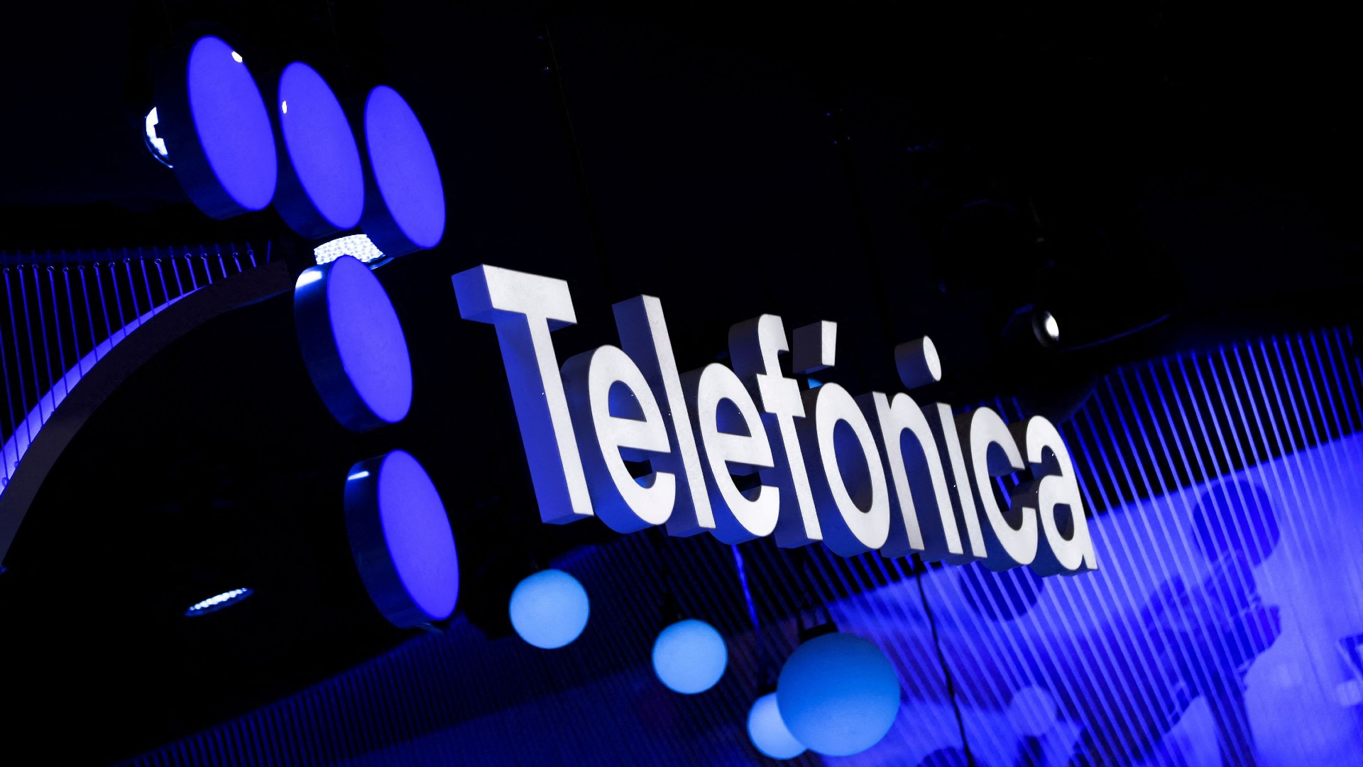 Telefónica y sindicatos rubrican el ERE para 3.421 empleados