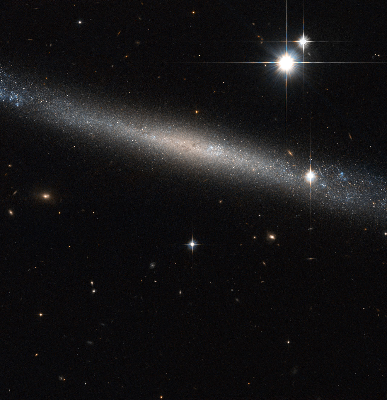 Hubble' capta imágenes de una galaxia extraplana | RTVE.es