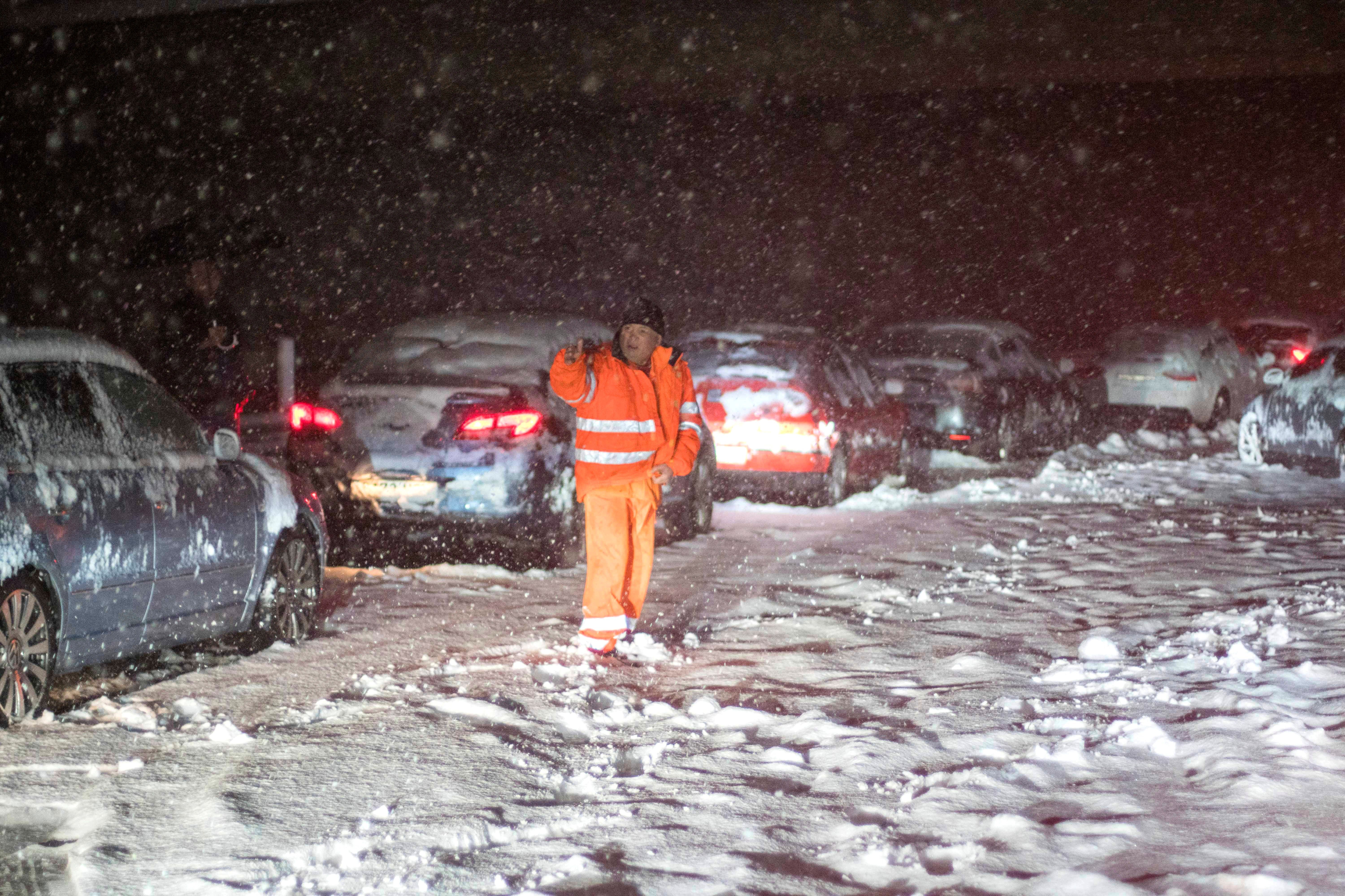 El temporal de nieve colapsa las carreteras El temporal de nieve colapsa las carreteras